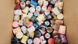 BANKRUPTCY STOCK - BOX CONTAINING 70 YANKEE CANDLES 49g VARIOUS FRAGRANCES.