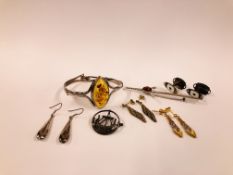 A COLLECTION OF SILVER JEWELLERY TO INCLUDE AN AMBER BRACELET AND BROOCH,