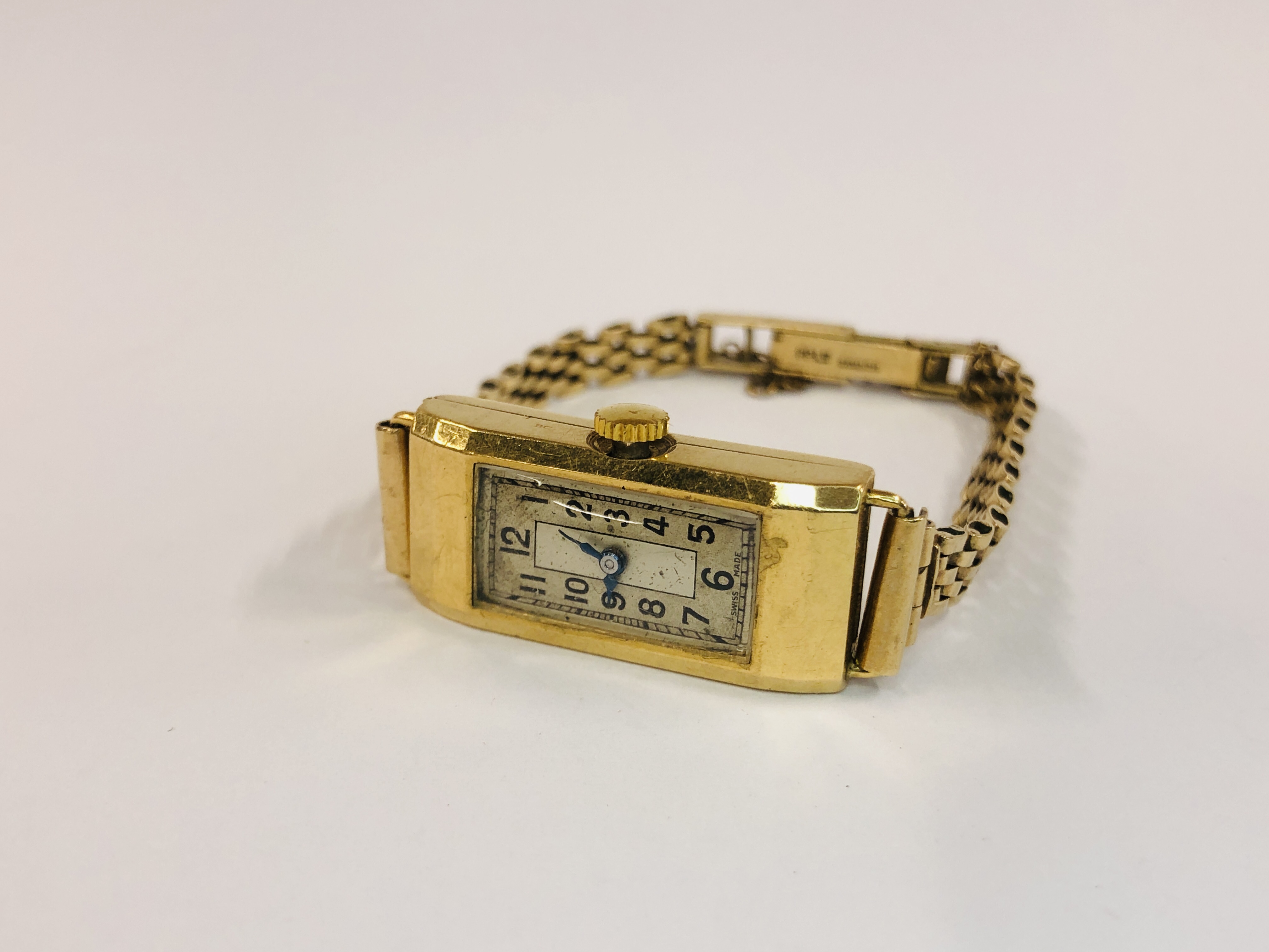 A LADIES 18CT GOLD CASED COCKTAIL WATCH WITH SWISS MOVEMENT ON 9CT GOLD BRACELET.