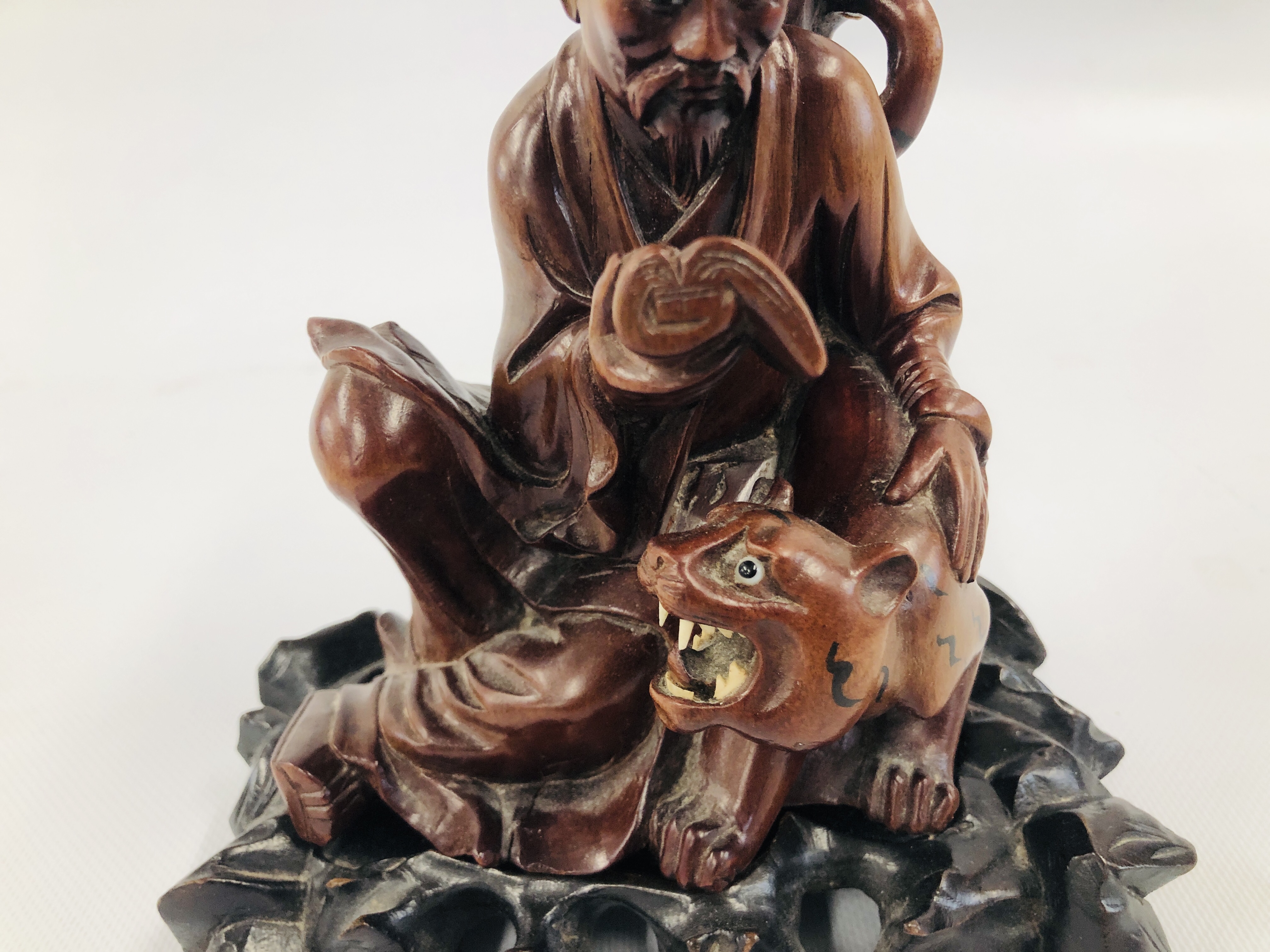 AN EARLY C20TH CHINESE CARVED HARDWOOD FIGURE OF A SEATED SCHOLAR WITH TIGER ON CARVED STAND (A/F) - Image 3 of 7