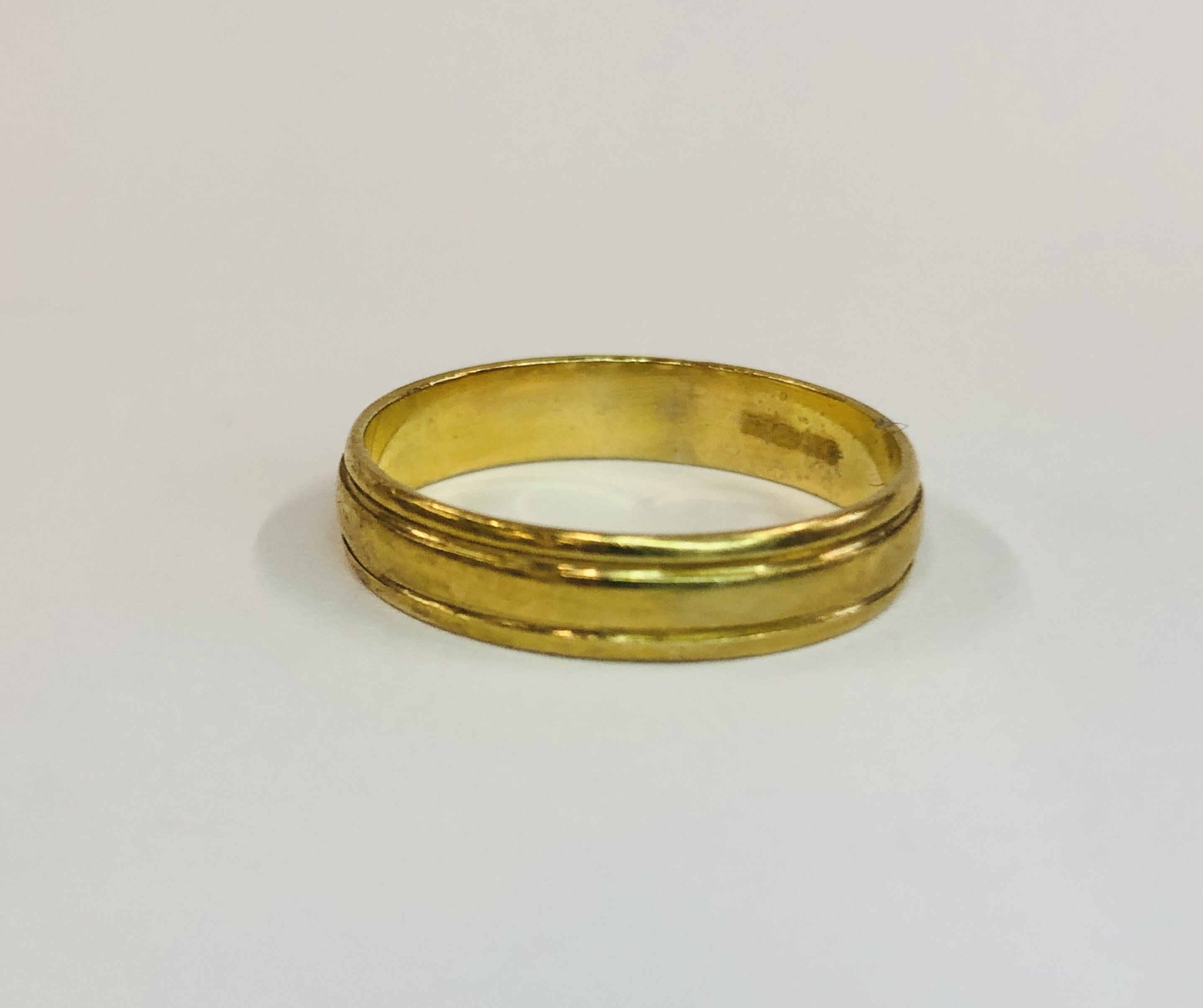 A 9CT GOLD WEDDING BAND.