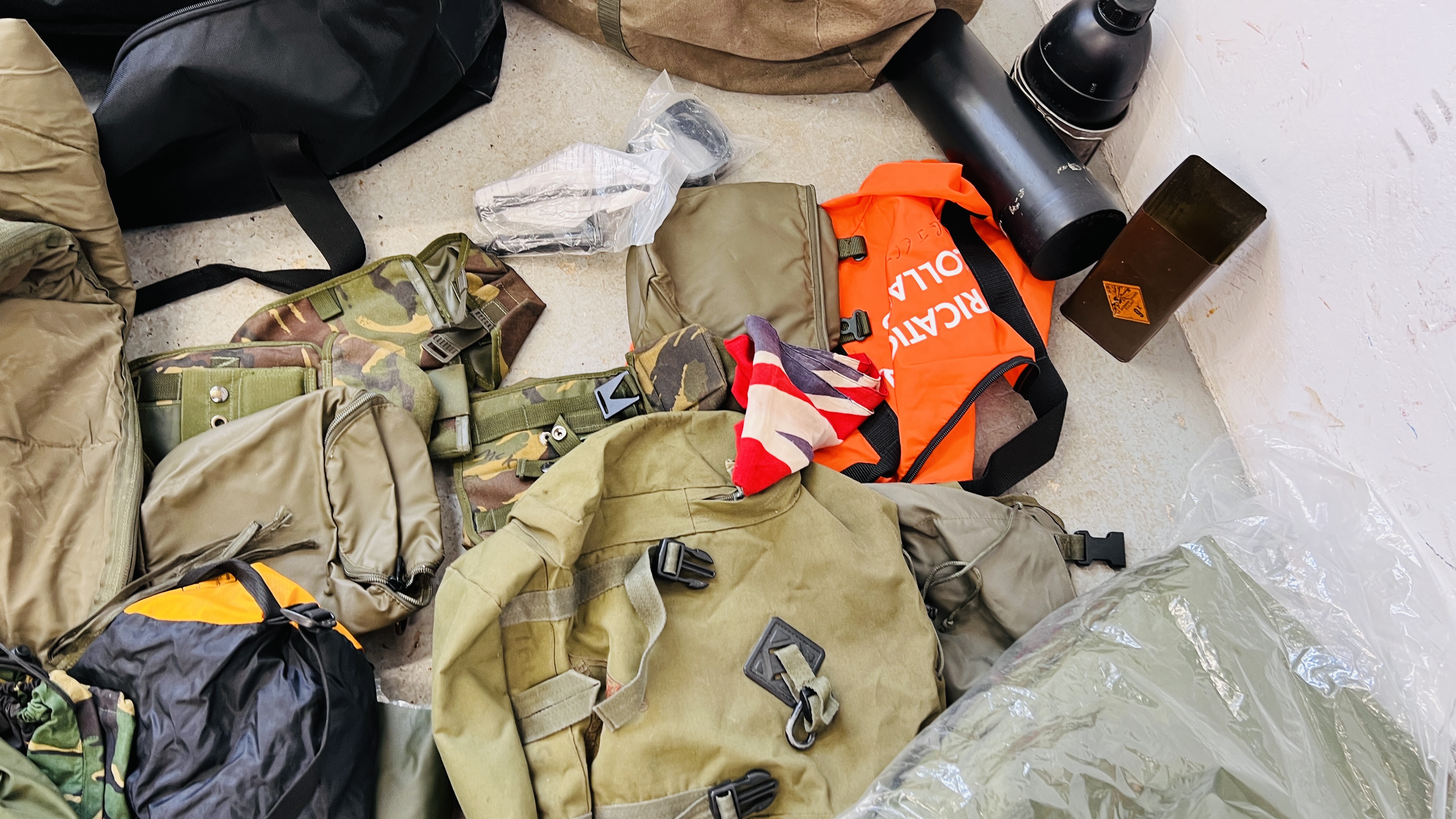 7 X KIT BAGS CONTAINING AN EXTENSIVE GROUP OF TACTICAL ARMY CLOTHING, BACK PACKS, - Image 15 of 24