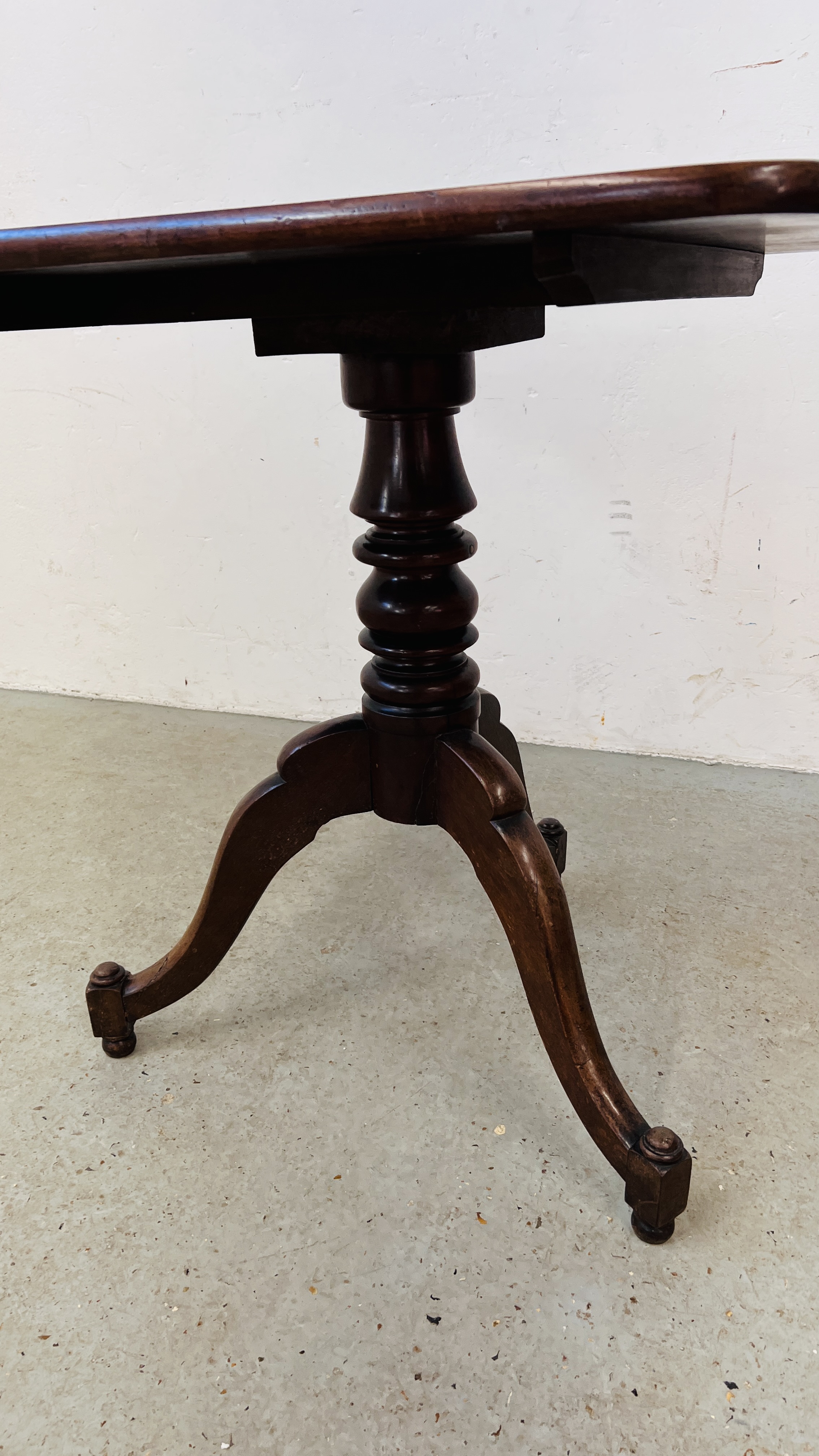 ANTIQUE MAHOGANY PEDESTAL OCCASIONAL TABLE WITH RECTANGULAR TILT TOP. - Image 2 of 8