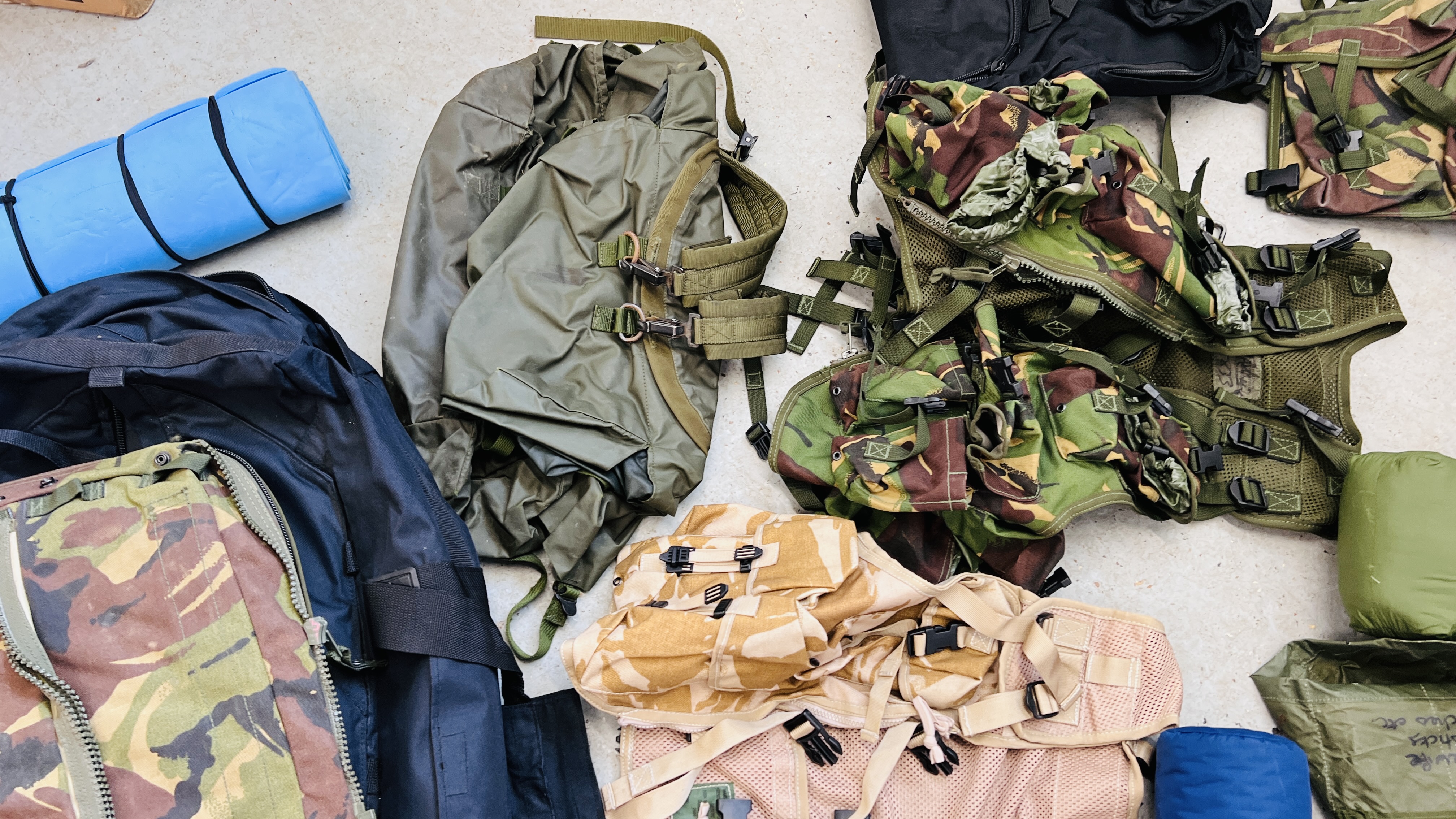 7 X KIT BAGS CONTAINING AN EXTENSIVE GROUP OF TACTICAL ARMY CLOTHING, BACK PACKS, - Image 23 of 24