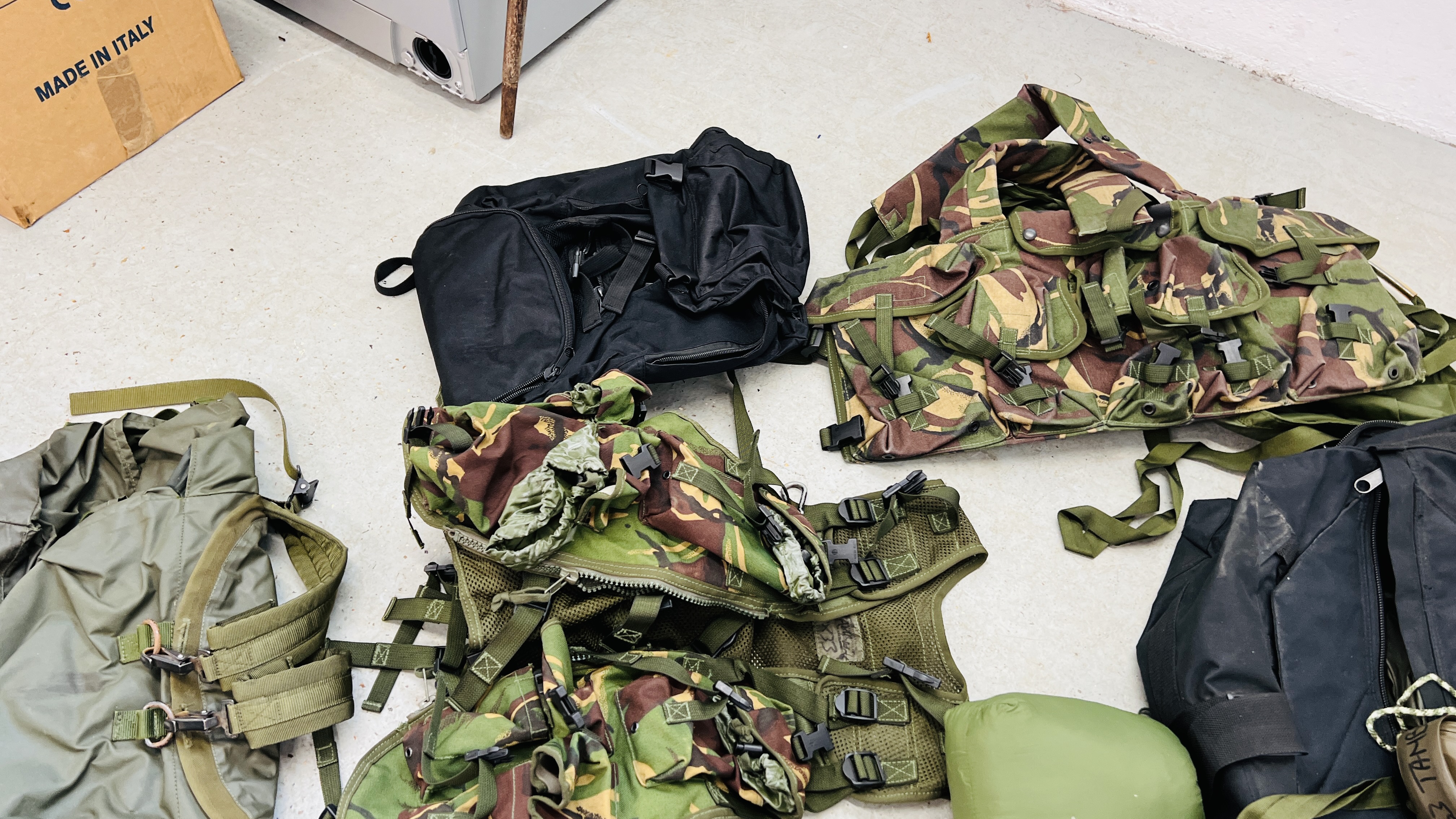 7 X KIT BAGS CONTAINING AN EXTENSIVE GROUP OF TACTICAL ARMY CLOTHING, BACK PACKS, - Image 22 of 24