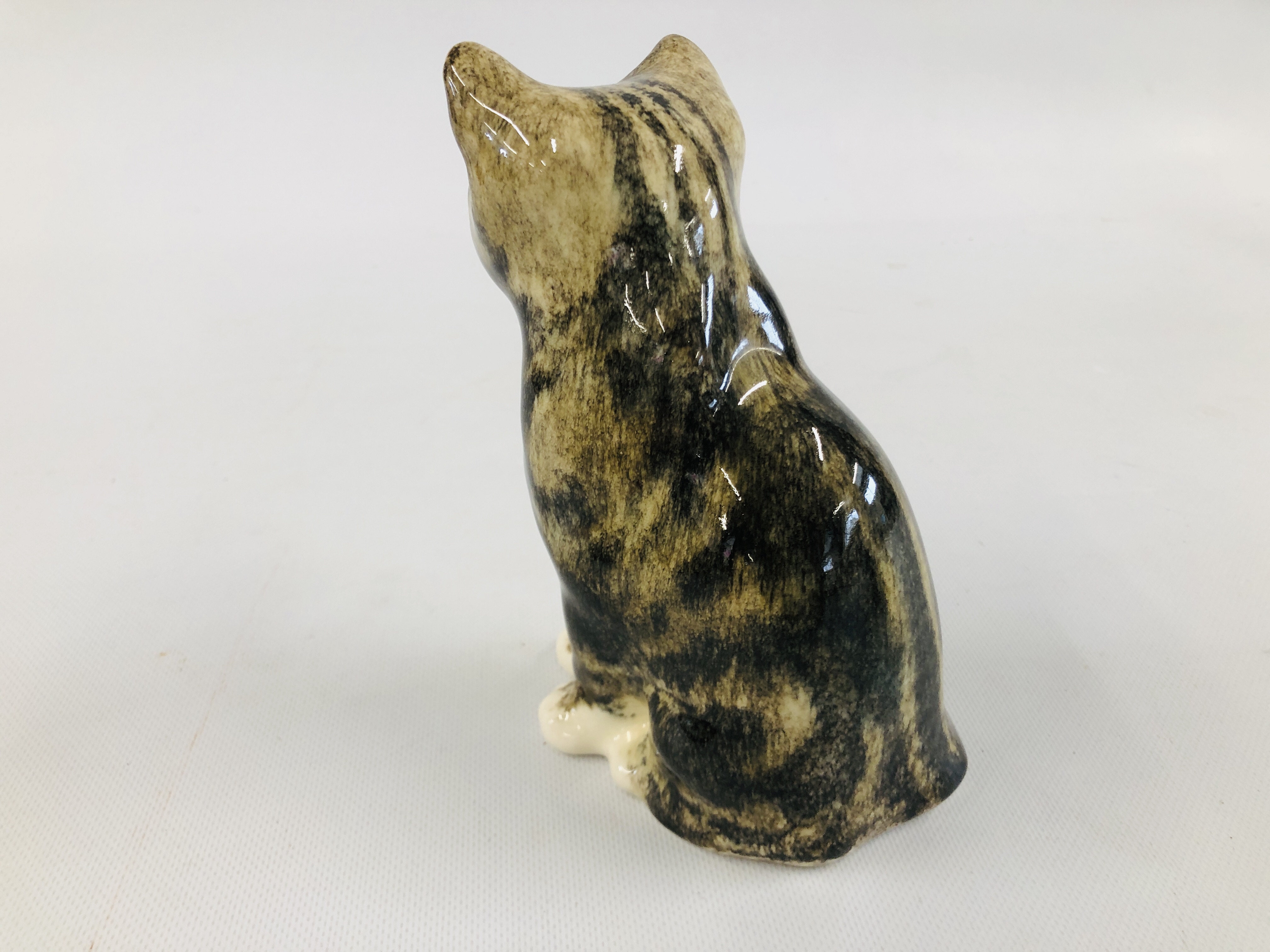 TWO POTTERY "WINSTANLEY" CATS BEARING SIGNATURE, H 18CM AND H 12CM. - Image 9 of 10