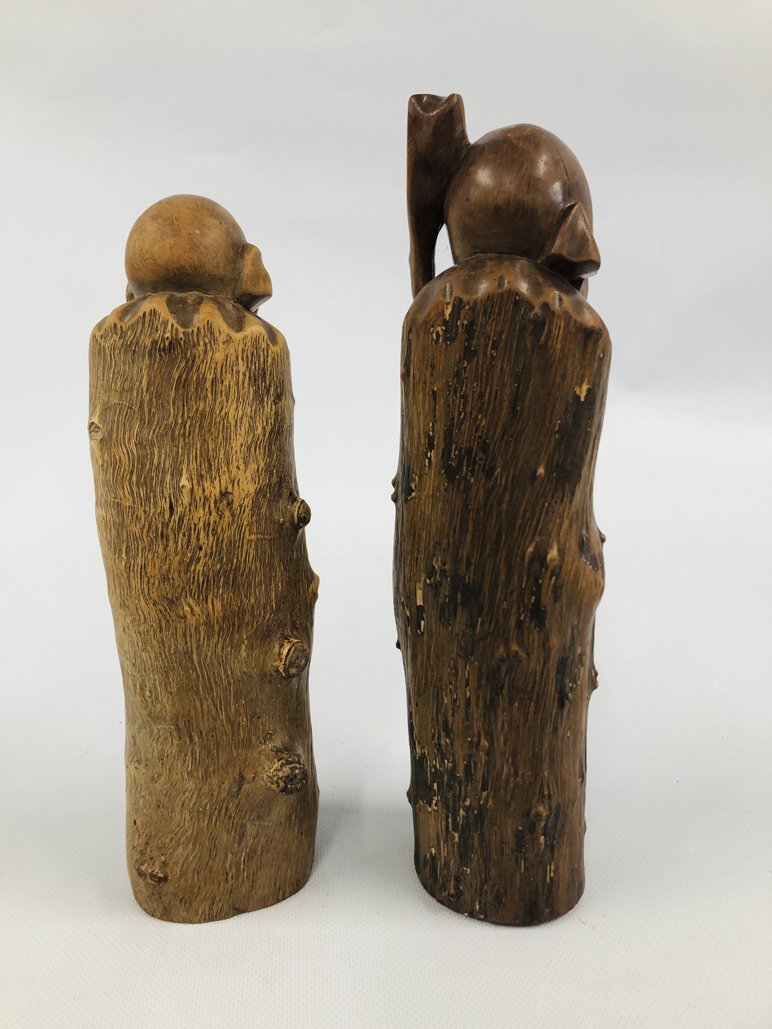 TWO C19TH CHINESE HARDWOOD CARVINGS OF ELDERS, 30CM AND 27CM HIGH. - Image 4 of 4