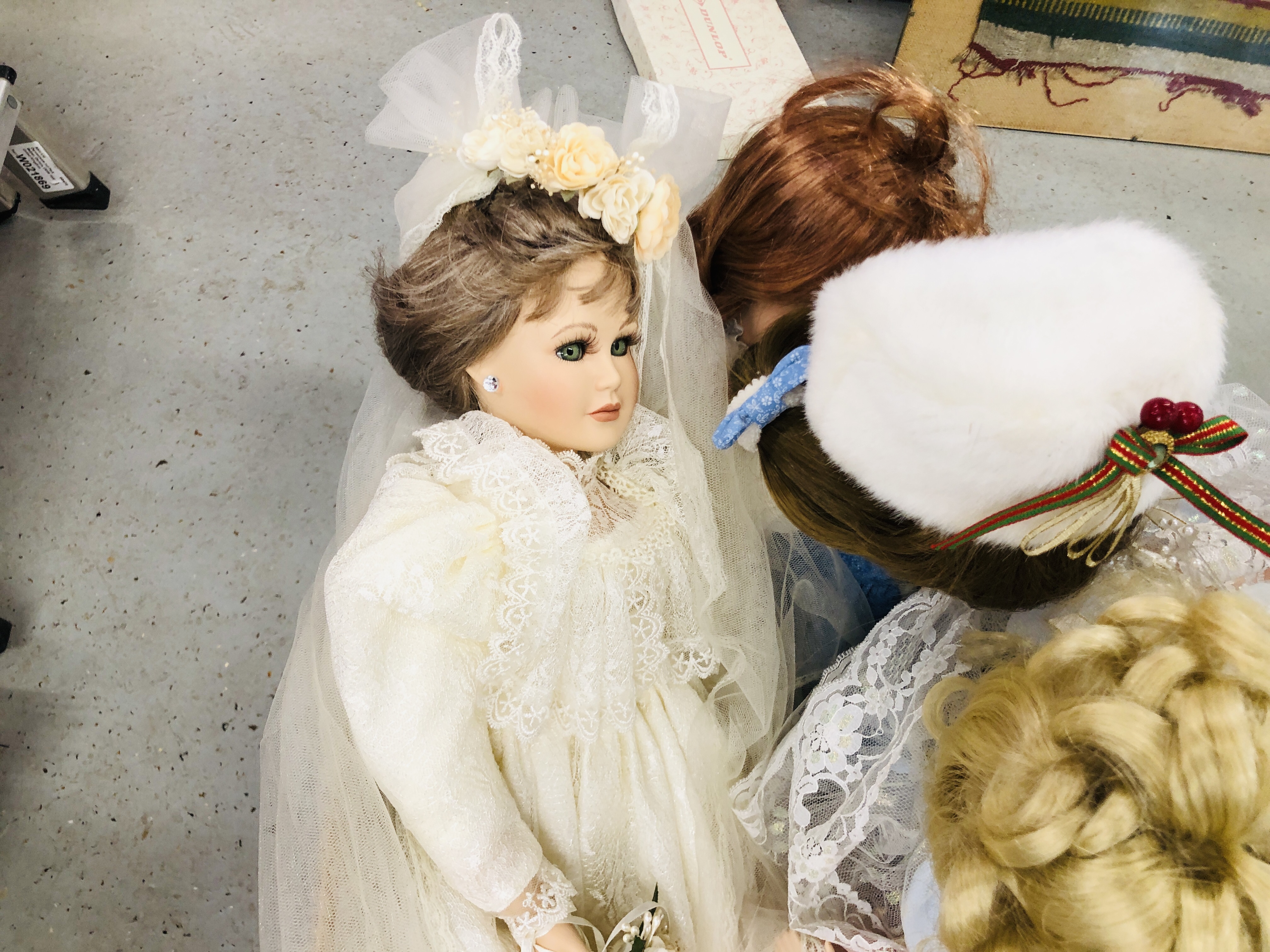 TWO BOXES CONTAINING AN EXTENSIVE COLLECTION OF QUALITY CHINA DOLLS TO INCLUDE LIMITED EDITION - Image 4 of 5
