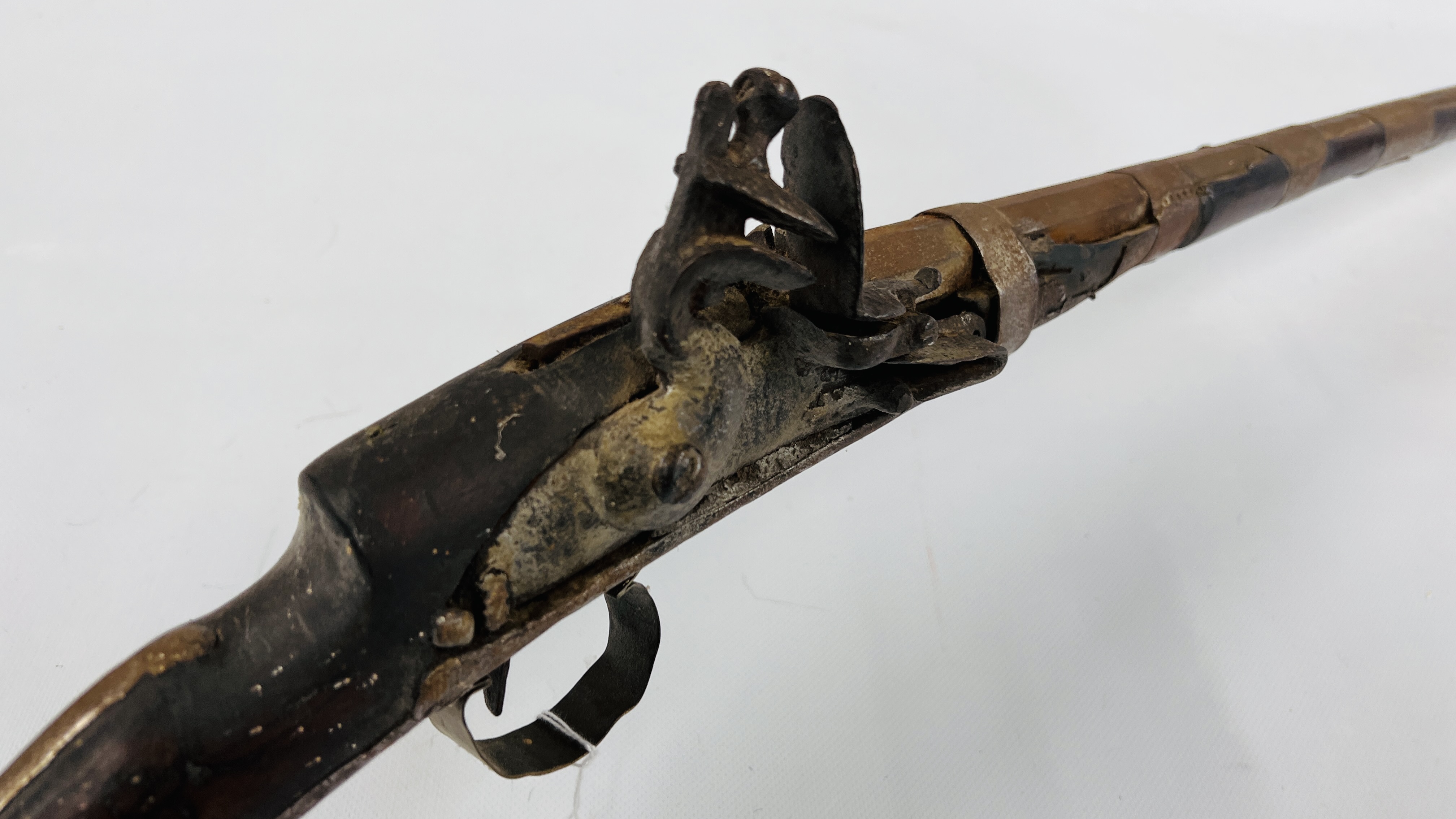 ANTIQUE SIND FLINT LOCK LONG RIFLE. - Image 9 of 12