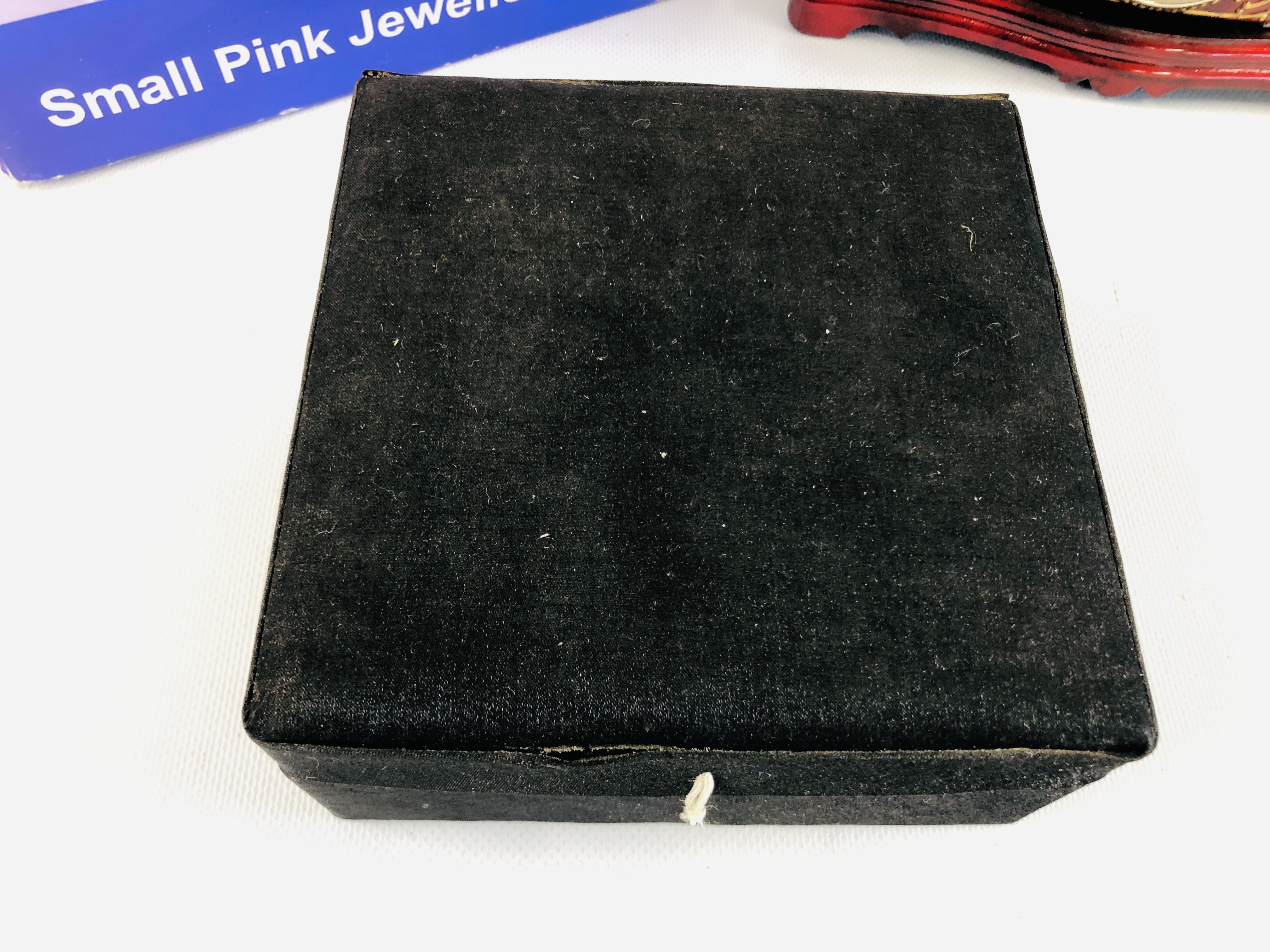 A BOXED SMALL PINK FAUX LEATHER JEWELLERY BOX ALONG WITH REPRODUCTION MUSICAL JEWELLERY BOX INSET - Image 4 of 8