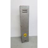 A STEEL WALL MOUNTED SECURITY CABINET COMPLETE WITH KEY.