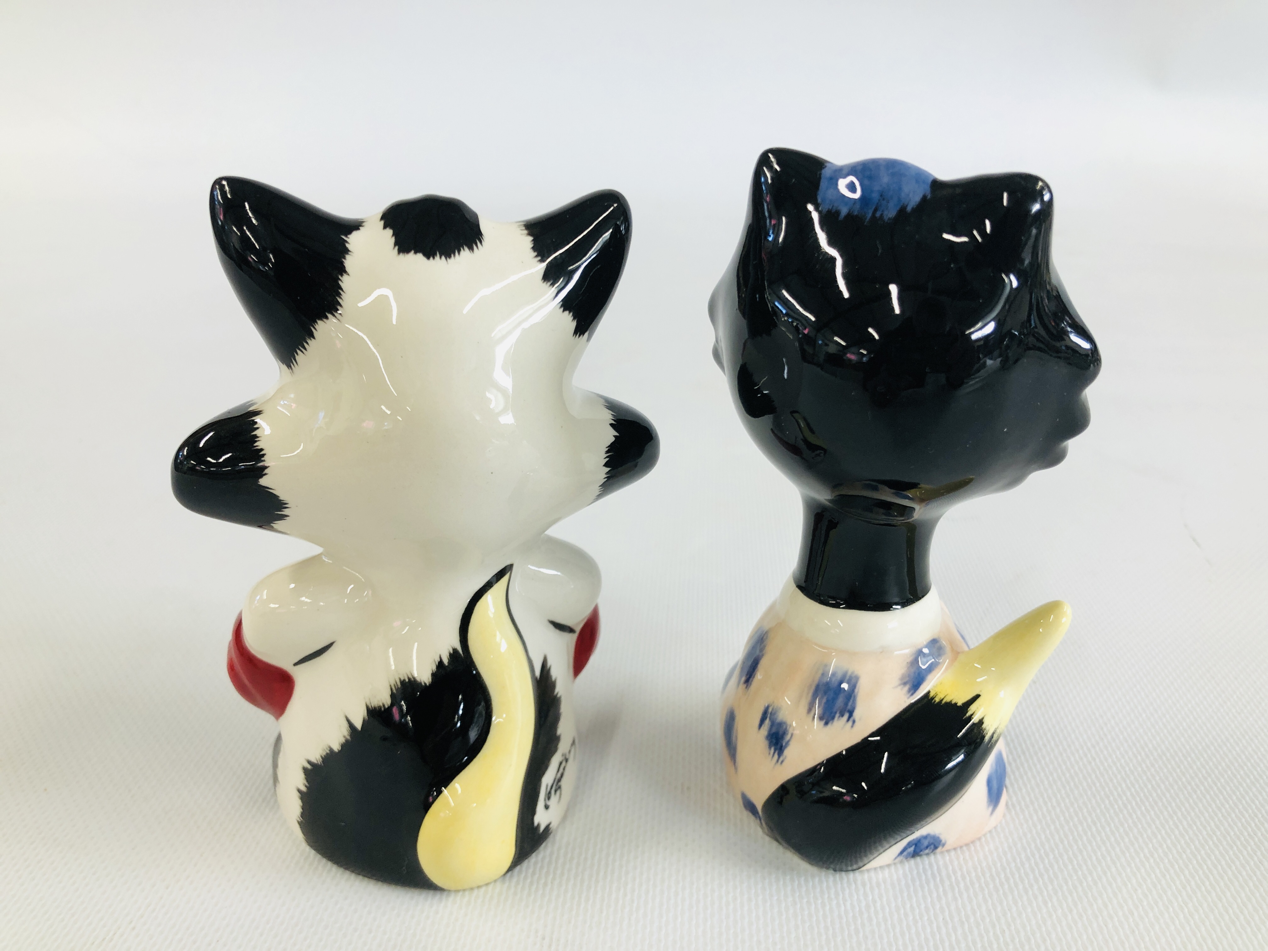 TWO "LORNA BAILEY" COLLECTORS CATS TO INCLUDE DIZZY H 13CM & BRUISER H12CM BEARING SIGNATURES. - Image 6 of 7