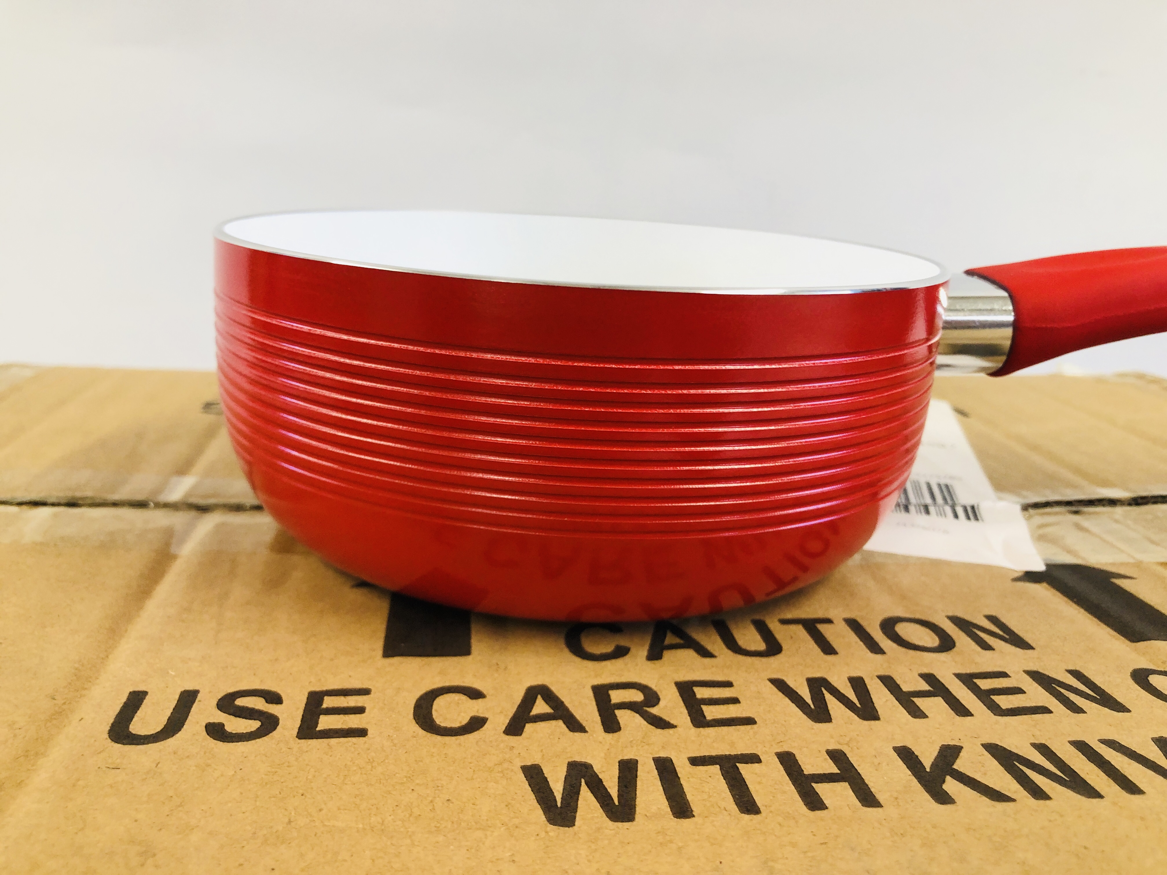 A BOXED AS NEW "STUDIO" 5 PIECE RIBBED CERAMIC NON STICK PAN SET, IN A RED FINISH. - Image 2 of 4