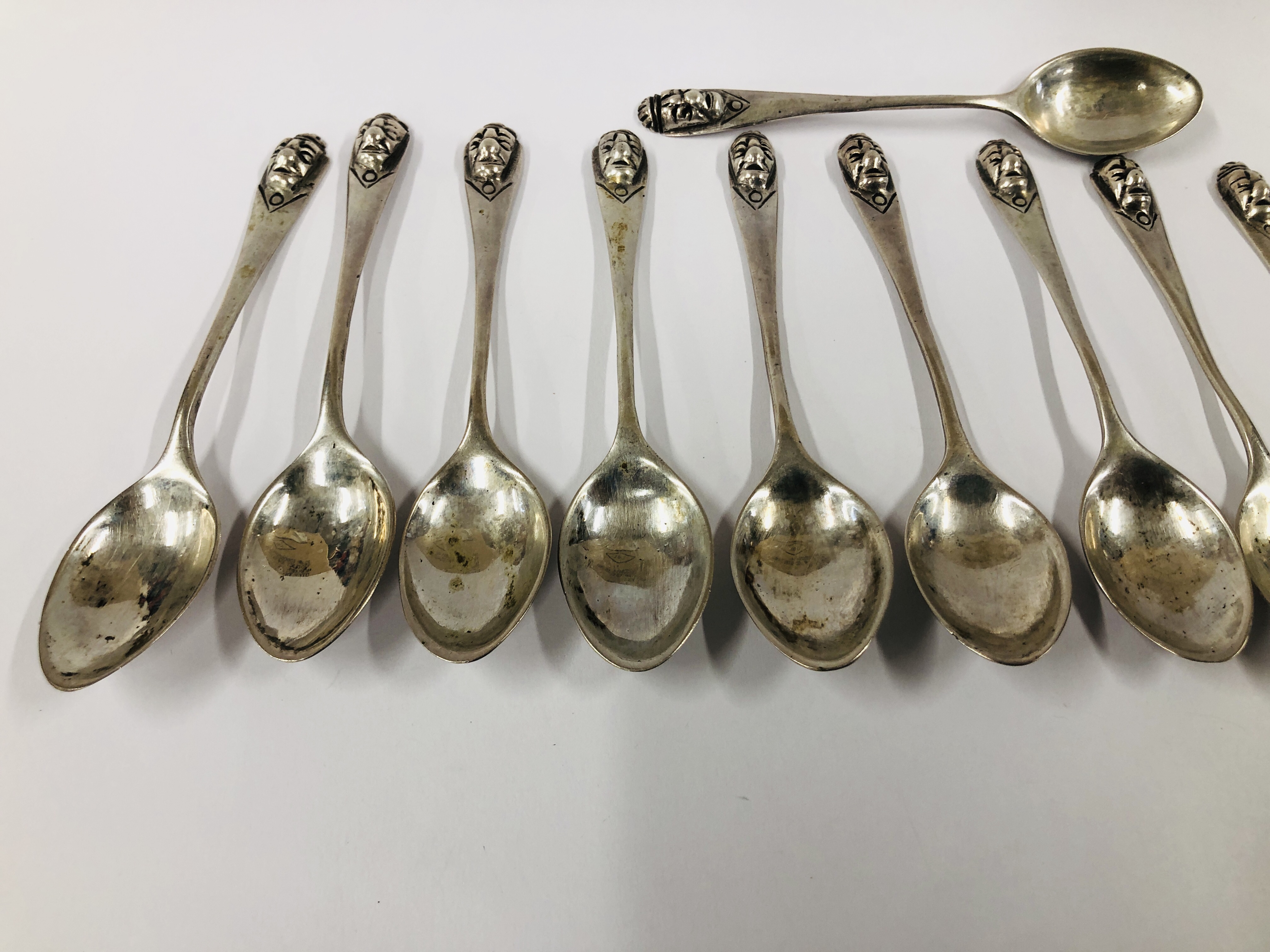 A SET OF TWELVE PERUVIAN SILVER COFFEE SPOONS WITH MASK HANDLES. - Image 6 of 8