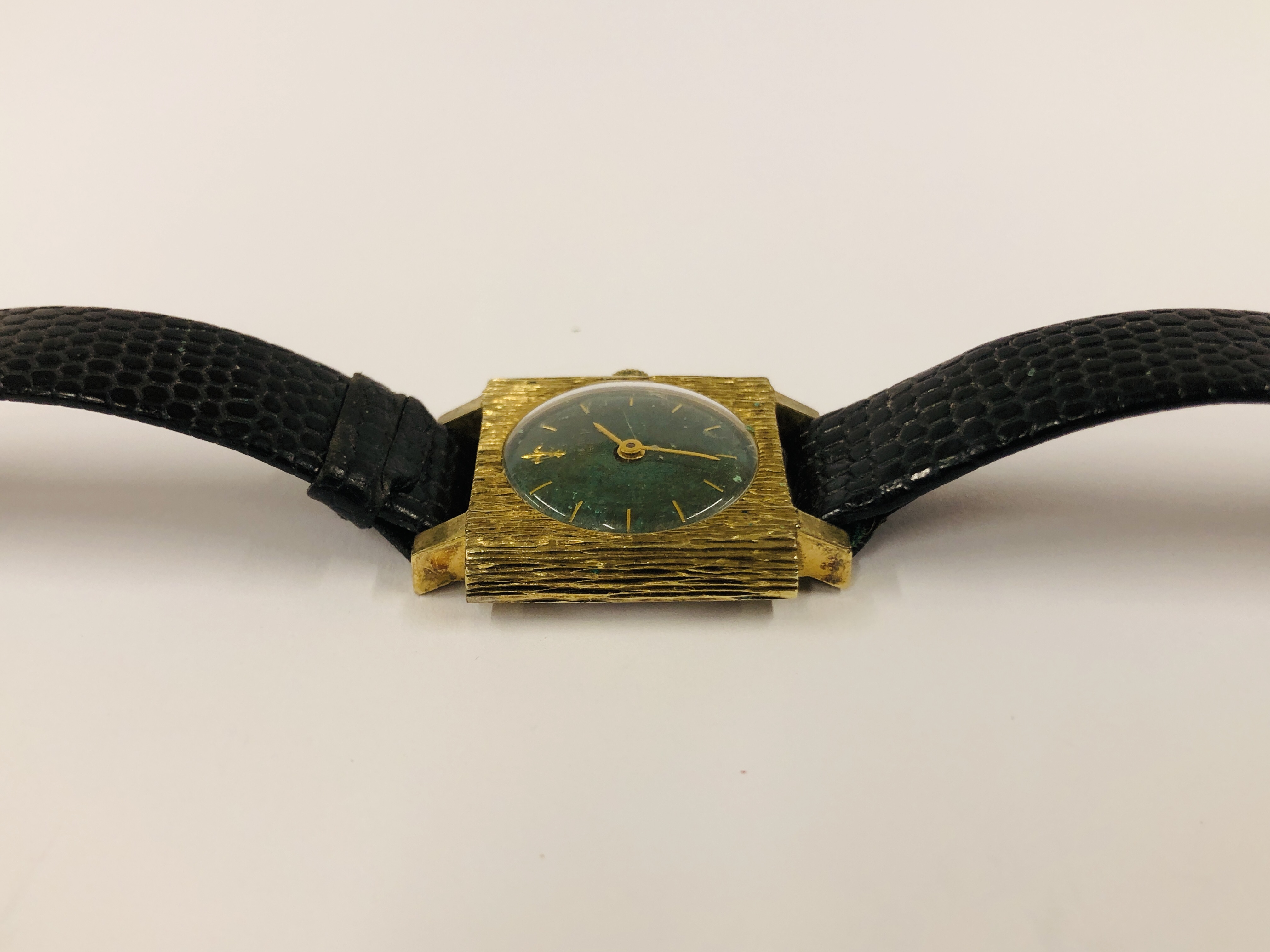 A LADIES RETRO SARCAR WRIST WATCH WITH GREEN COLOURED DIAL ON LEATHER STRAP. - Image 7 of 10
