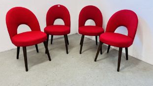 A SET OF FOUR RED UPHOLSTERED DINING CHAIRS.