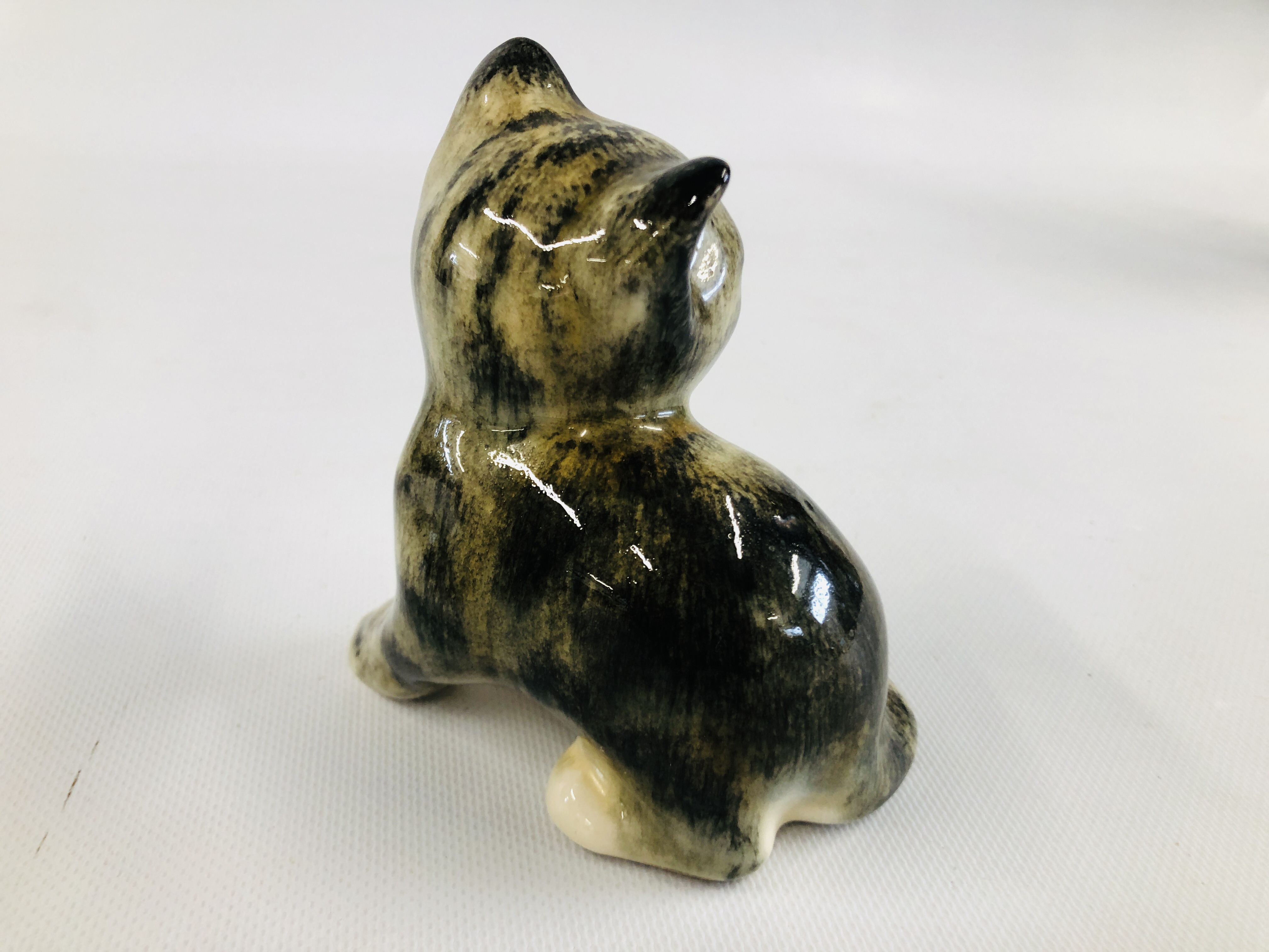 TWO POTTERY "WINSTANLEY" CATS BEARING SIGNATURE, H 18CM AND H 12CM. - Image 4 of 10