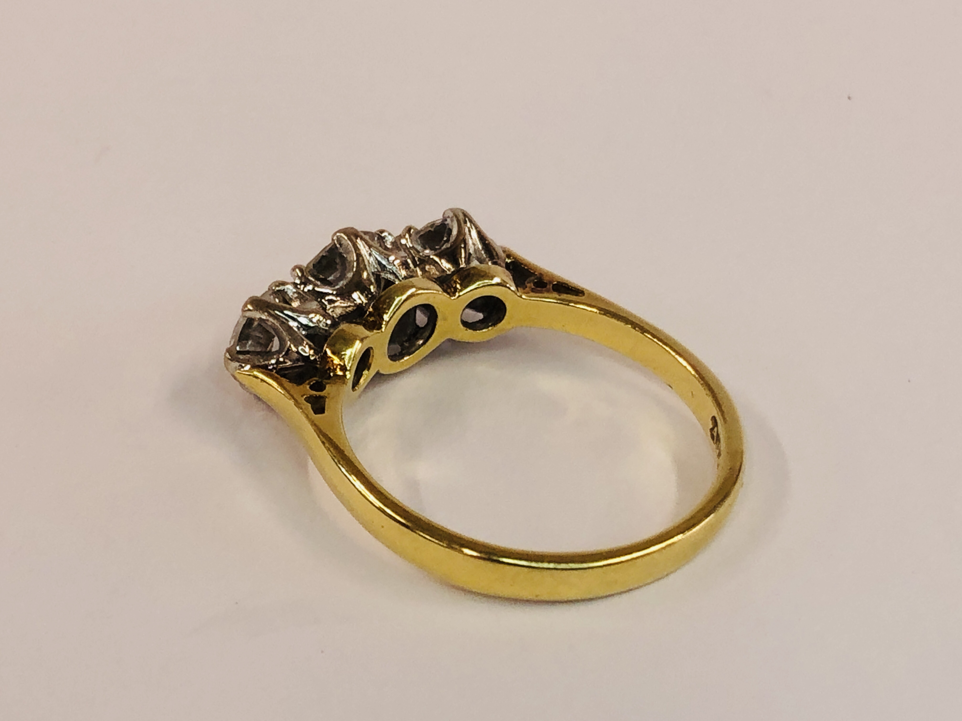 AN 18CT STUNNING 3 STONE DIAMOND RING. - Image 5 of 9