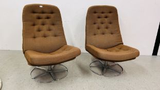 A PAIR OF 1970'S SWEDISH STYLE LOUNGER CHAIRS ON A CHROME FINISH SWIVEL BASE.
