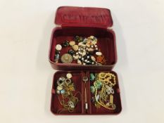 A RED LEATHER JEWELLERY BOX CONTAINING COSTUME JEWELLERY TO INCLUDE SILVER BROOCH AND RING AND