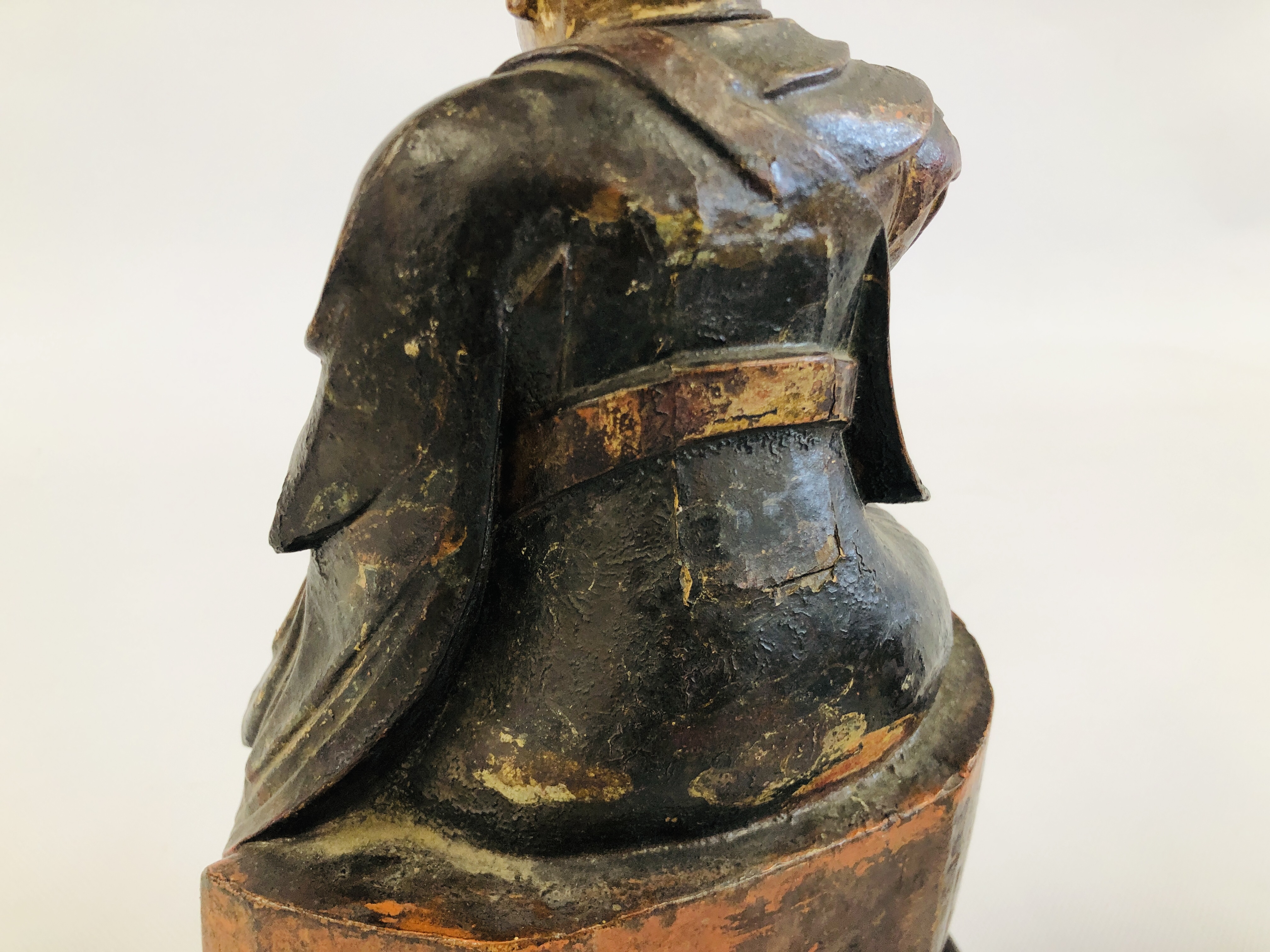 PAIR OF VINTAGE ORIENTAL BRASS VASES ON HARD WOOD STANDS - H 12CM + A FURTHER HARDWOOD STAND, - Image 16 of 18