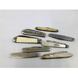 A COLLECTION OF 8 POCKET KNIVES TO INCLUDE 3 MOTHER OF PEARL EXAMPLES WITH SILVER BLADES ALONG WITH