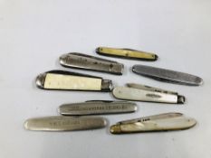 A COLLECTION OF 8 POCKET KNIVES TO INCLUDE 3 MOTHER OF PEARL EXAMPLES WITH SILVER BLADES ALONG WITH