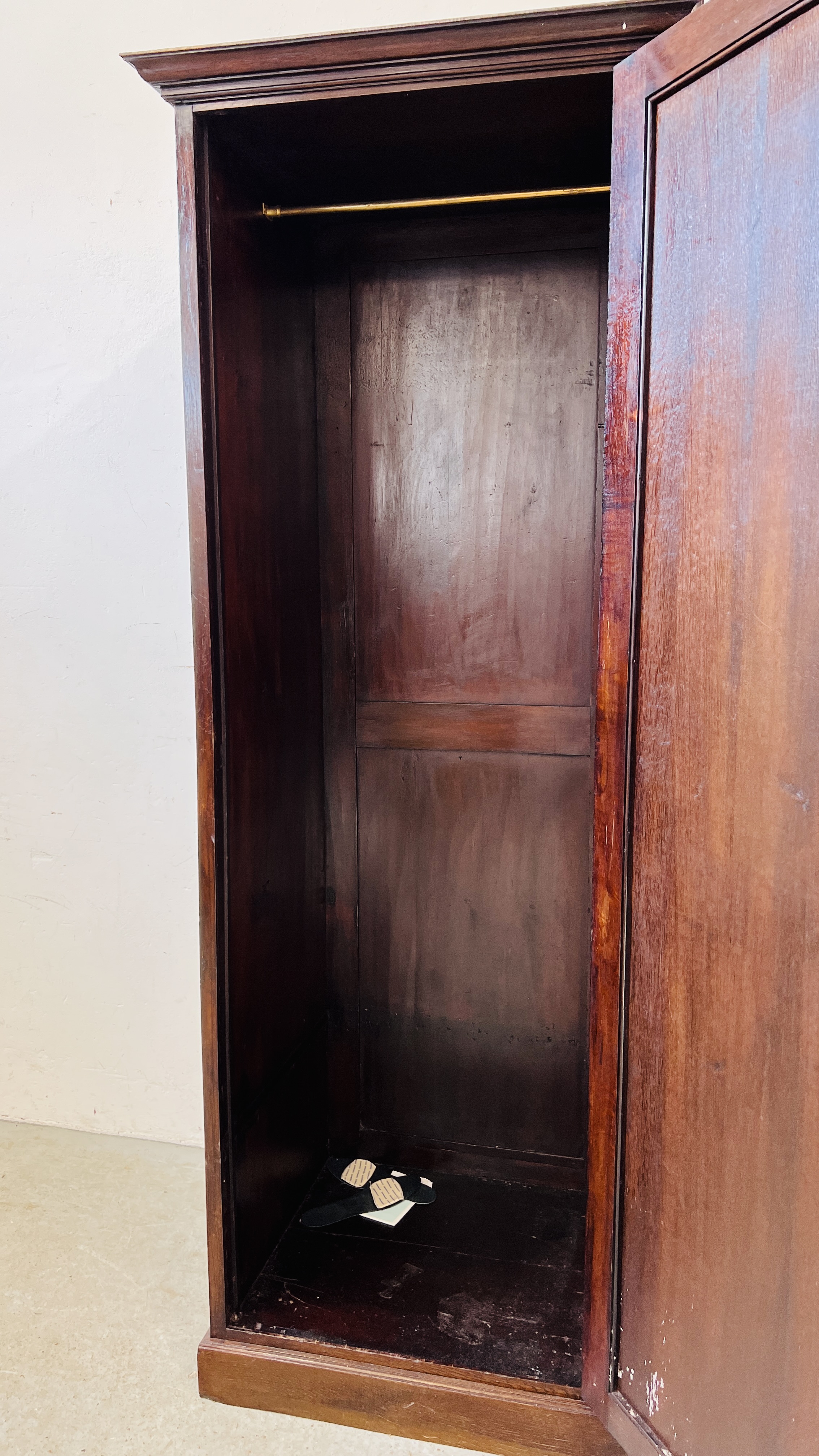 AN OAK SINGLE DOOR COAT CUPBOARD W 72CM. D 58CM. H 193CM. - Image 5 of 5