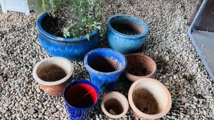 A GROUP OF EIGHT VARIOUS GARDEN PLANTERS TO INCLUDE BLUE GLAZED.