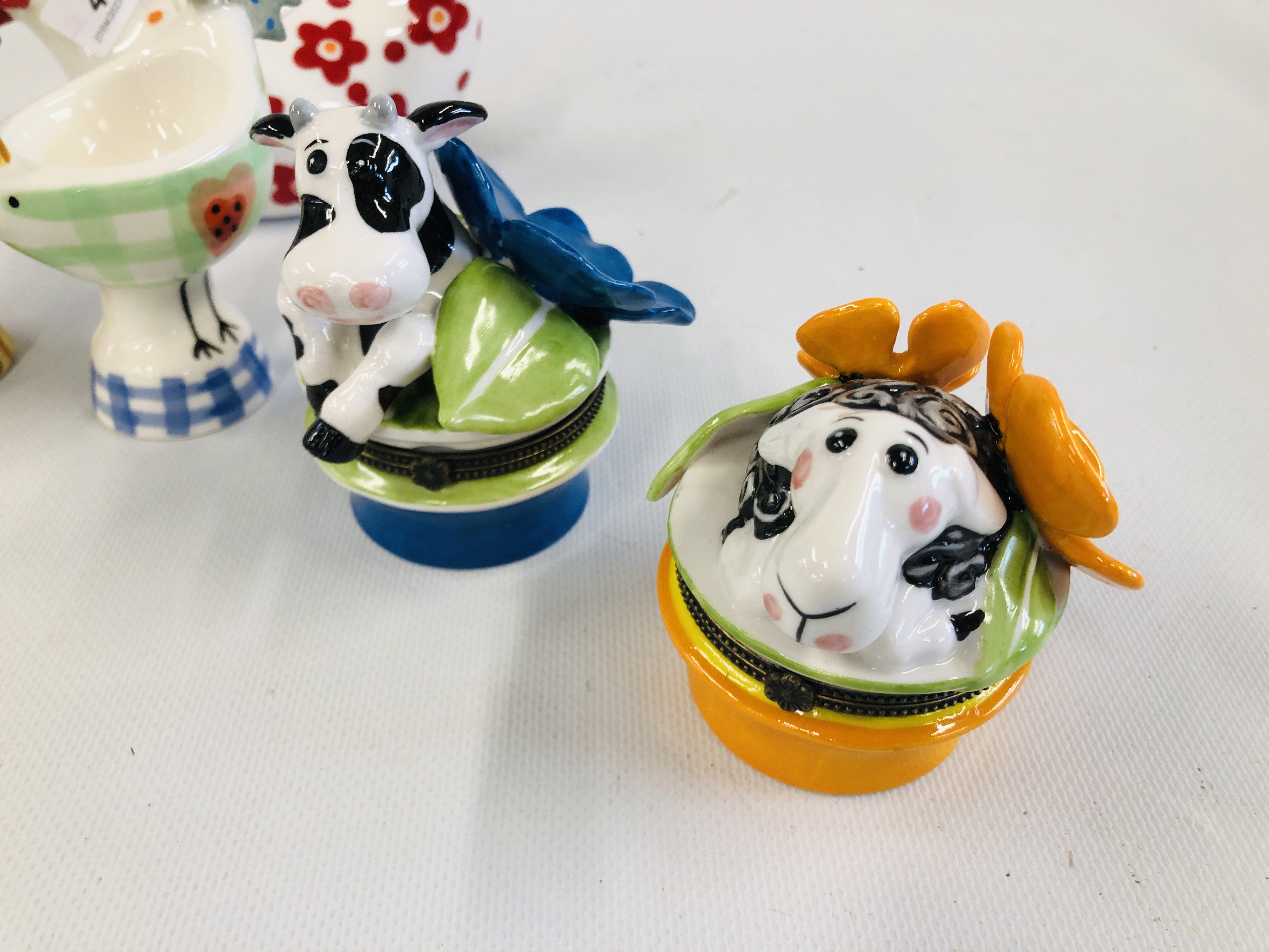 A COLLECTION OF 8 PAIRS OF VILLEROY & BOCH PERCELAIN FARM YARD CHARACTERS IN THE FORM OF COW CREAM - Image 2 of 9