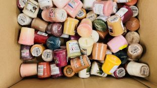 BANKRUPTCY STOCK - BOX CONTAINING 70 YANKEE CANDLES 49g VARIOUS FRAGRANCES.