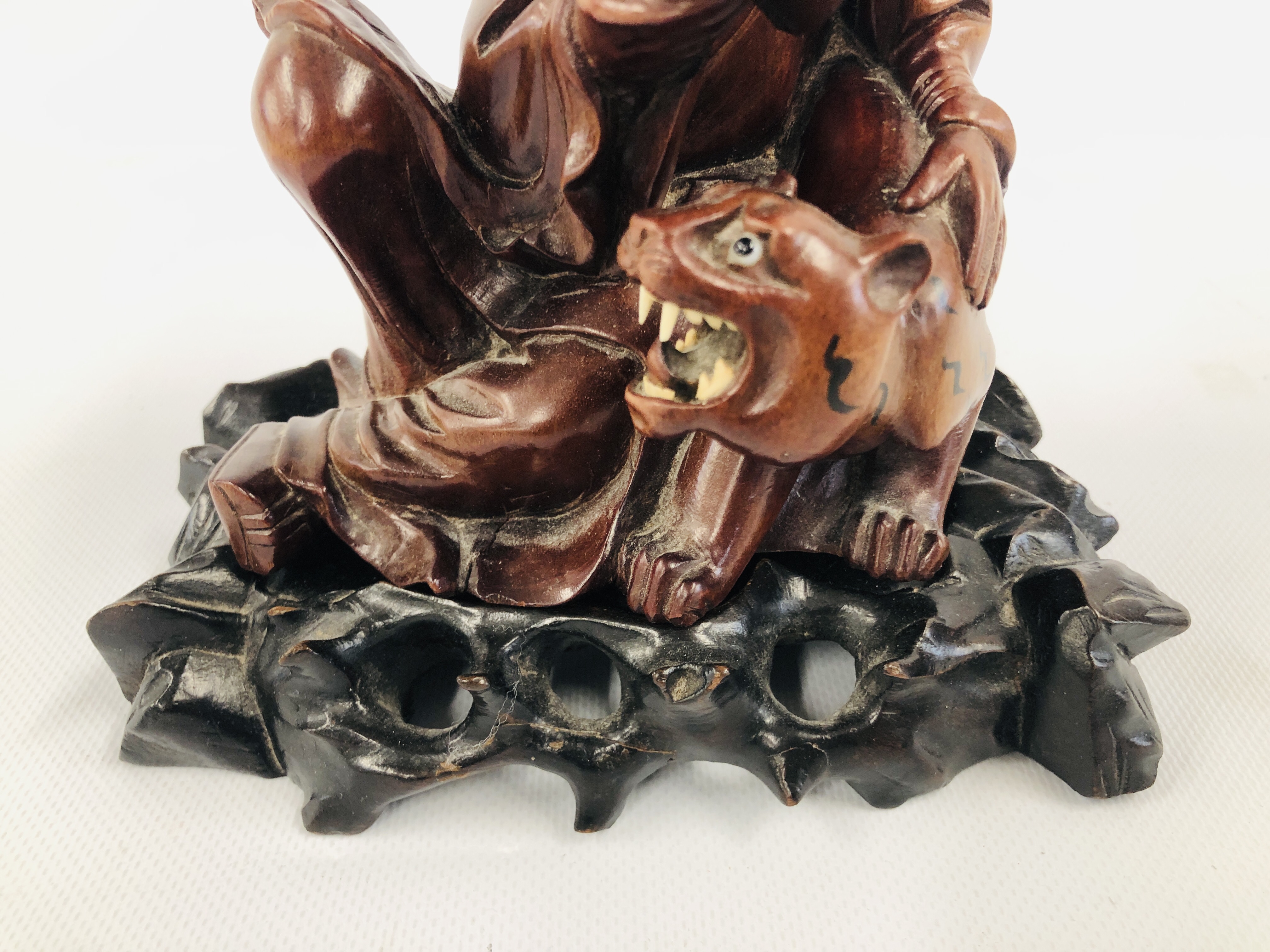 AN EARLY C20TH CHINESE CARVED HARDWOOD FIGURE OF A SEATED SCHOLAR WITH TIGER ON CARVED STAND (A/F) - Image 4 of 7