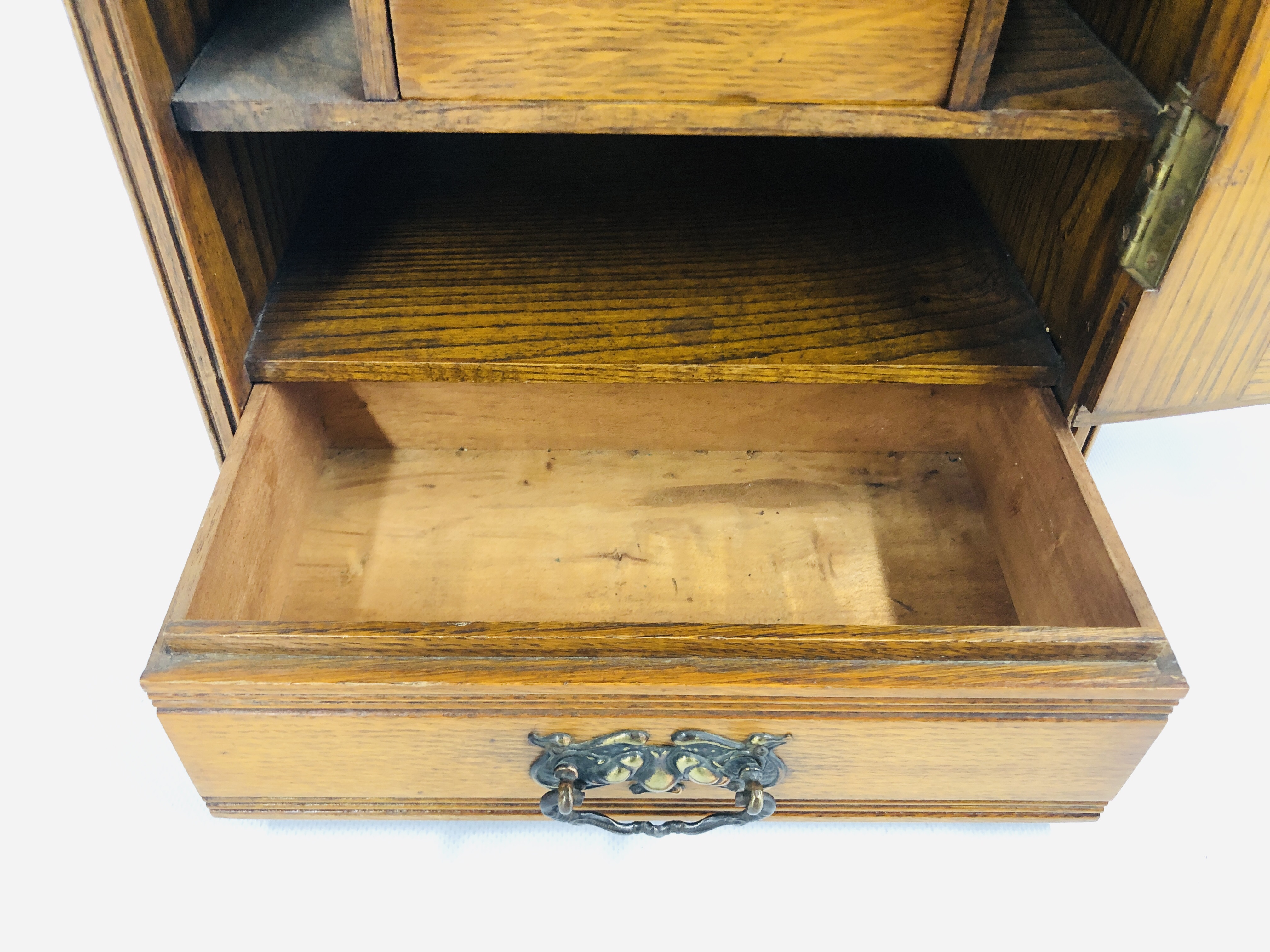 AN ART NOUVEAU OAK SMOKERS' CABINET W 32CM X D 19.5CM X H 40CM. - Image 7 of 9