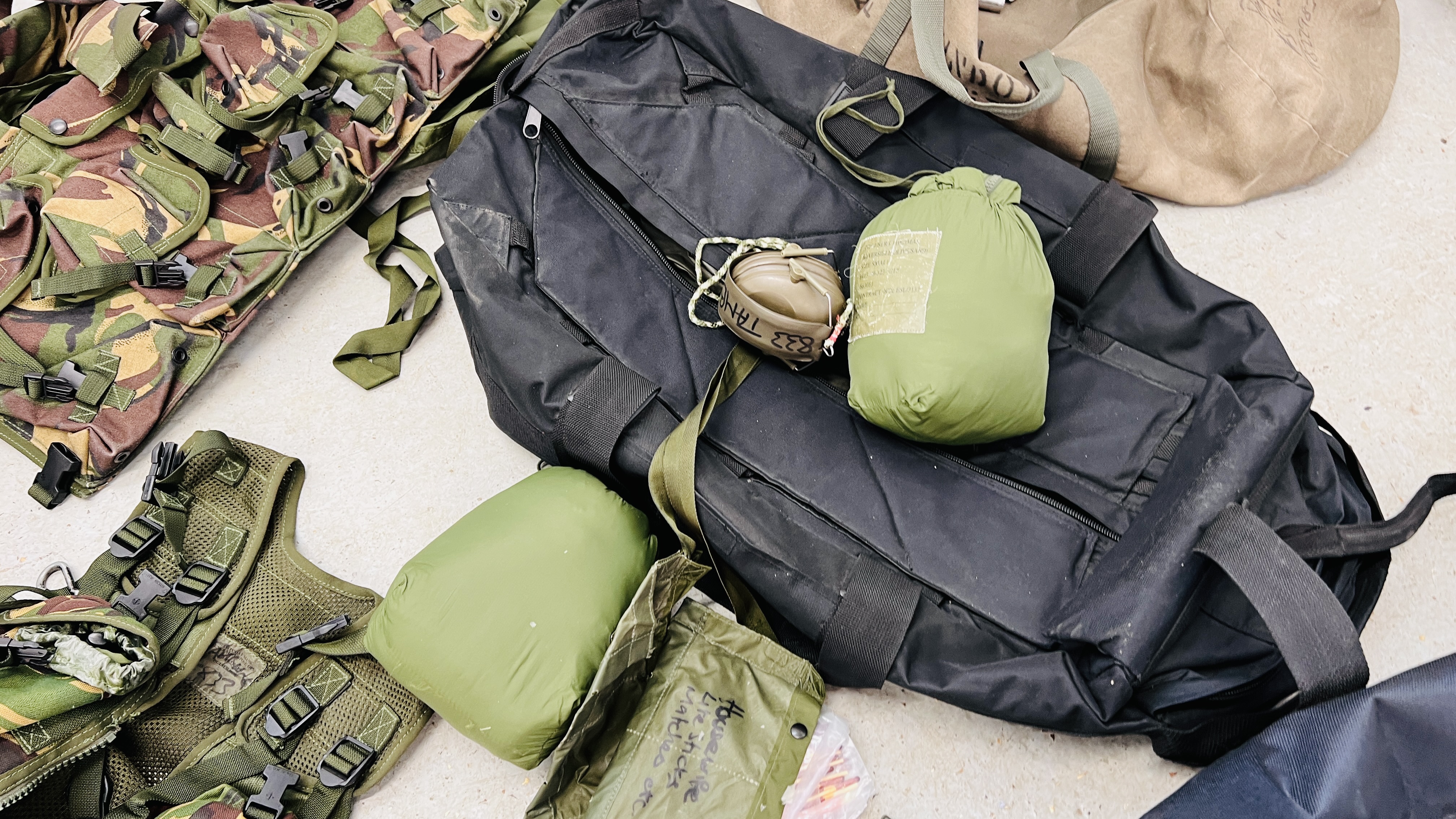 7 X KIT BAGS CONTAINING AN EXTENSIVE GROUP OF TACTICAL ARMY CLOTHING, BACK PACKS, - Image 20 of 24