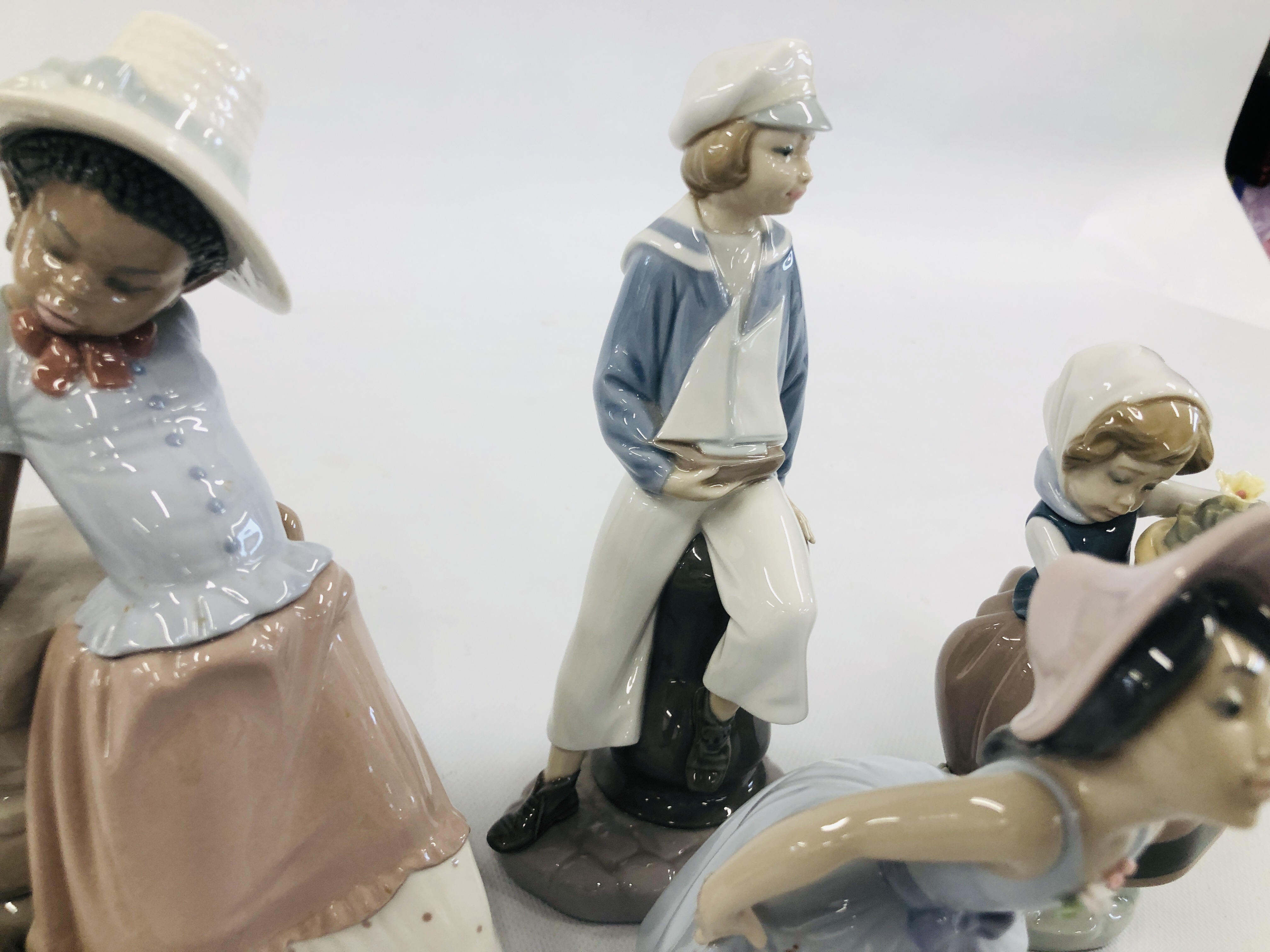 A COLLECTION OF 6 LLADRO CABINET ORNAMENTS TO INCLUDE SWAN, SAILOR ETC. - Image 5 of 9