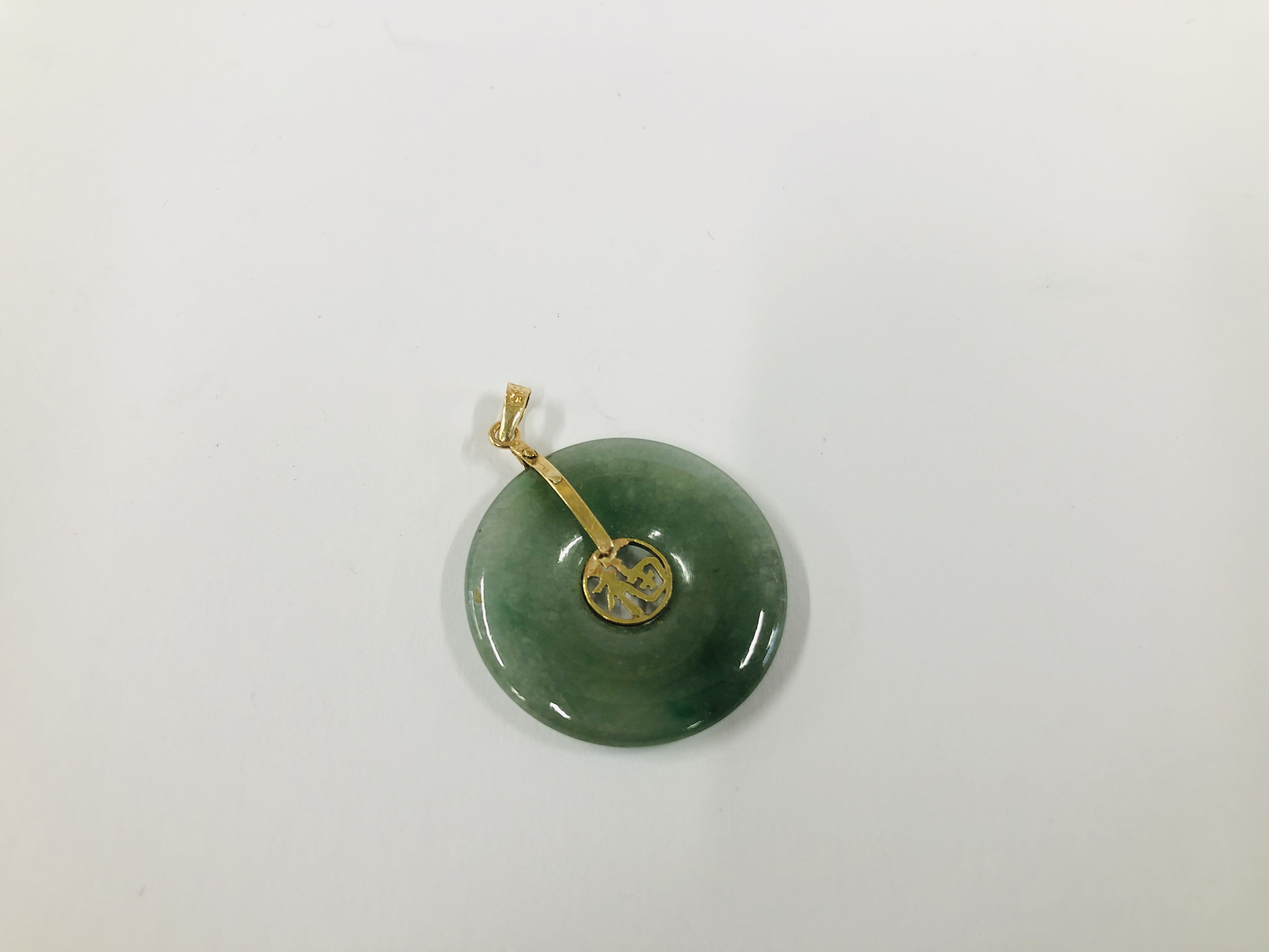 A JADE PENDANT MARKED 585 TO THE BACK ALONG WITH BUDDHA PENDANT. - Image 5 of 15