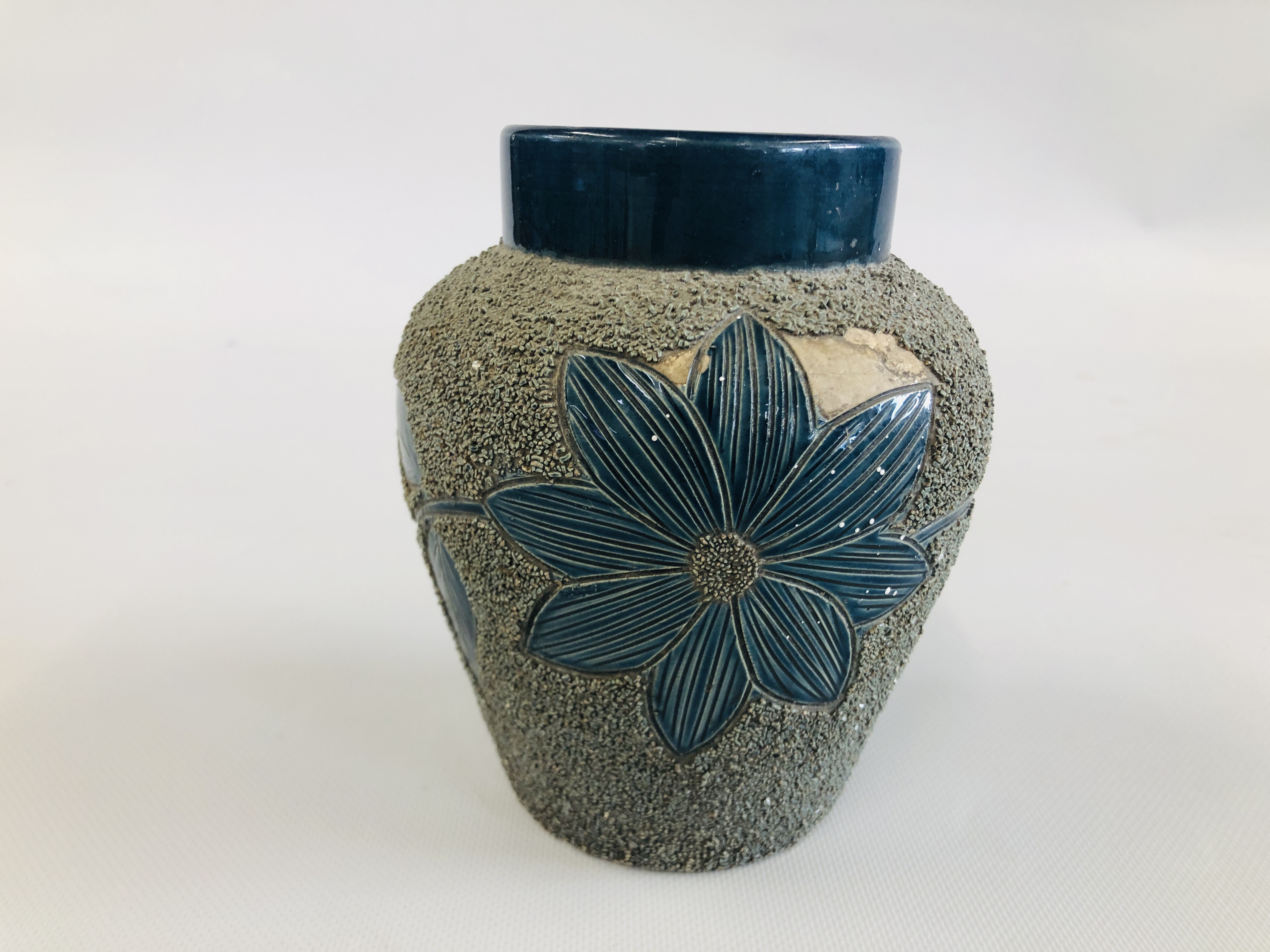 A VINTAGE JAPANESE IMARI BUD VASE, - Image 13 of 17