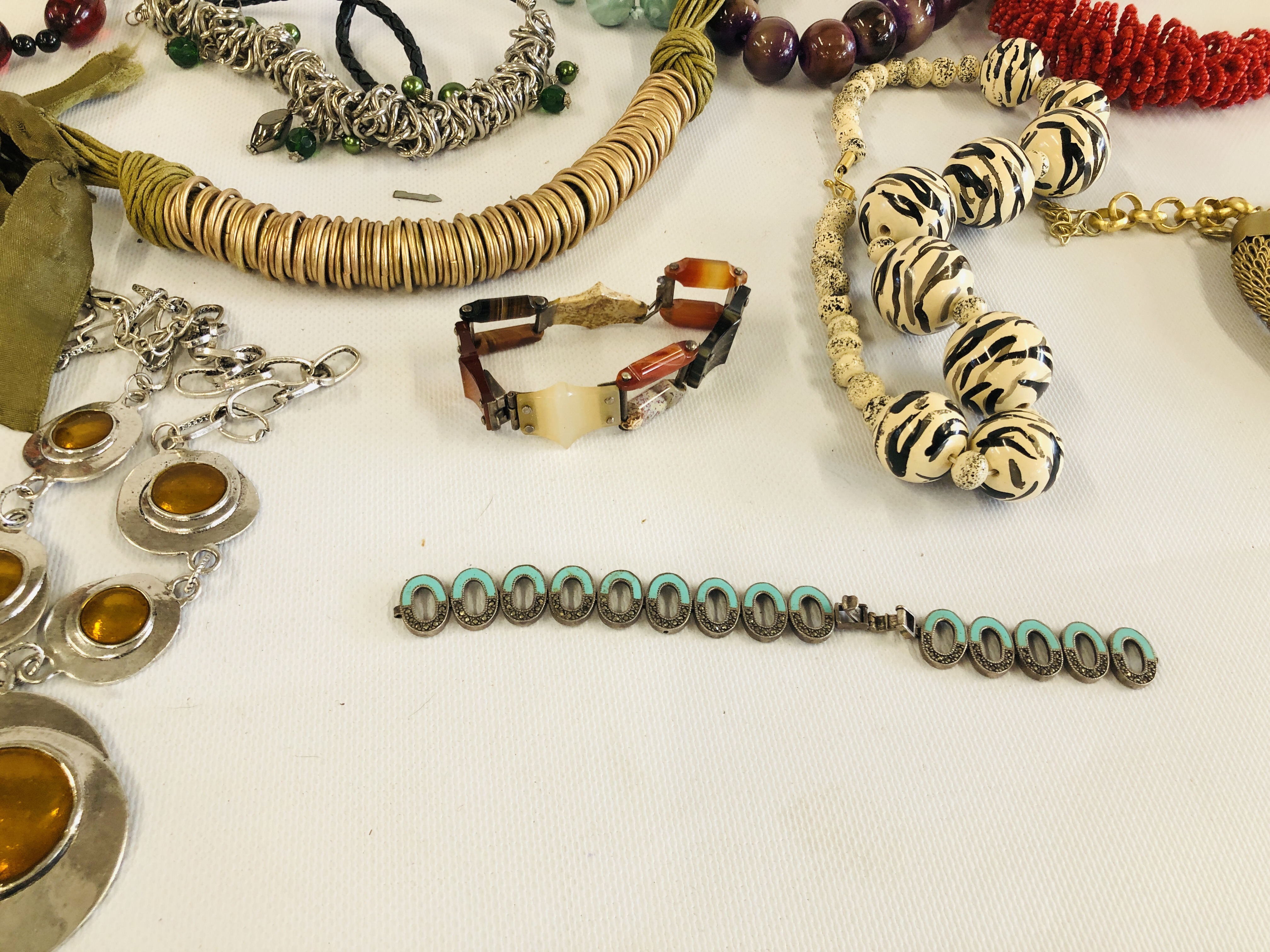 A BOX CONTAINING A BOX OF COSTUME JEWELLERY TO INCLUDE LARGE BEADED EXAMPLES AND BANGLES. - Image 6 of 9