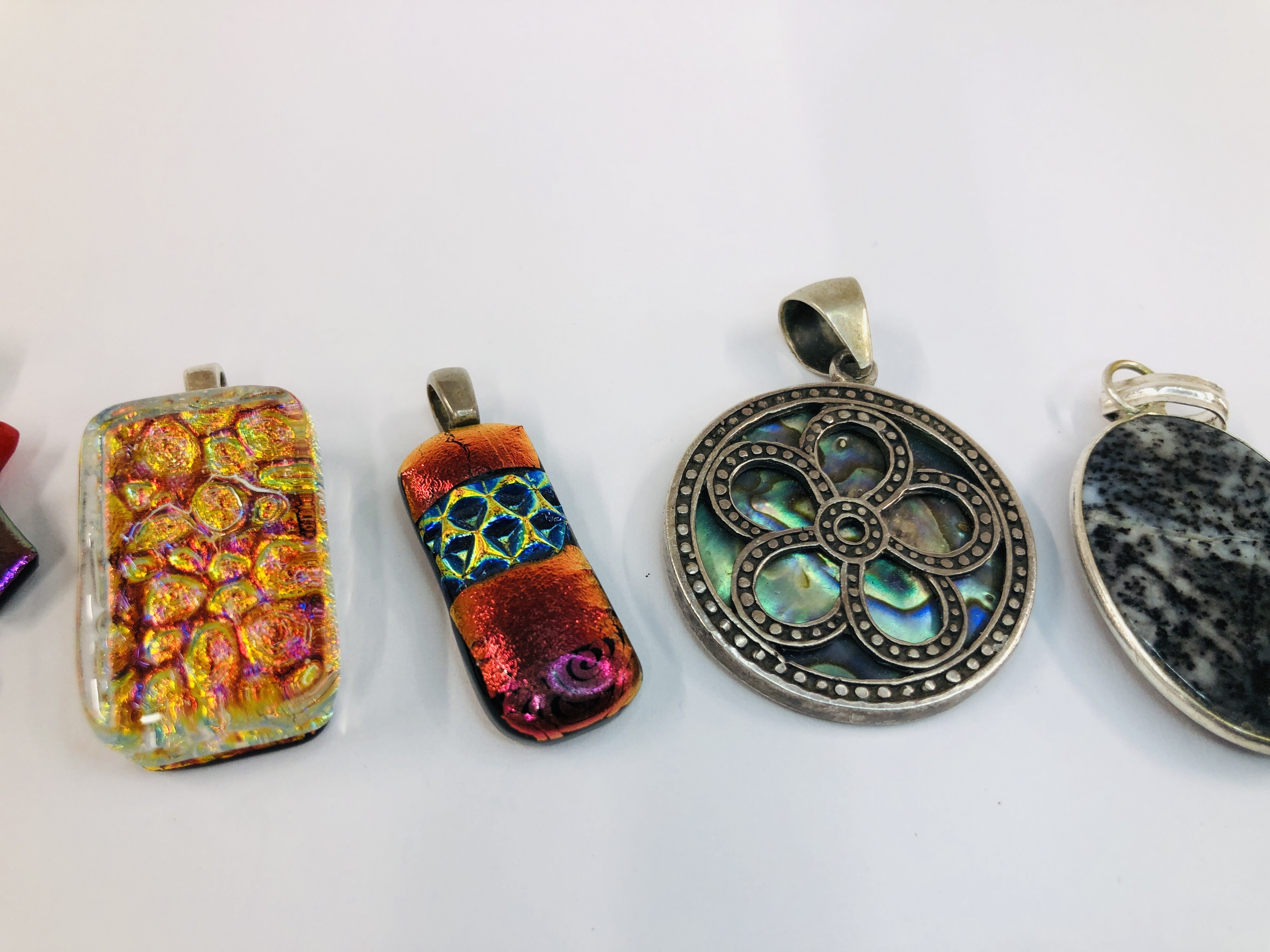 A GROUP OF 7 ASSORTED CONTEMPORARY PENDANTS TO INCLUDE SOME SILVER AND GLASS EXAMPLES. - Image 3 of 4