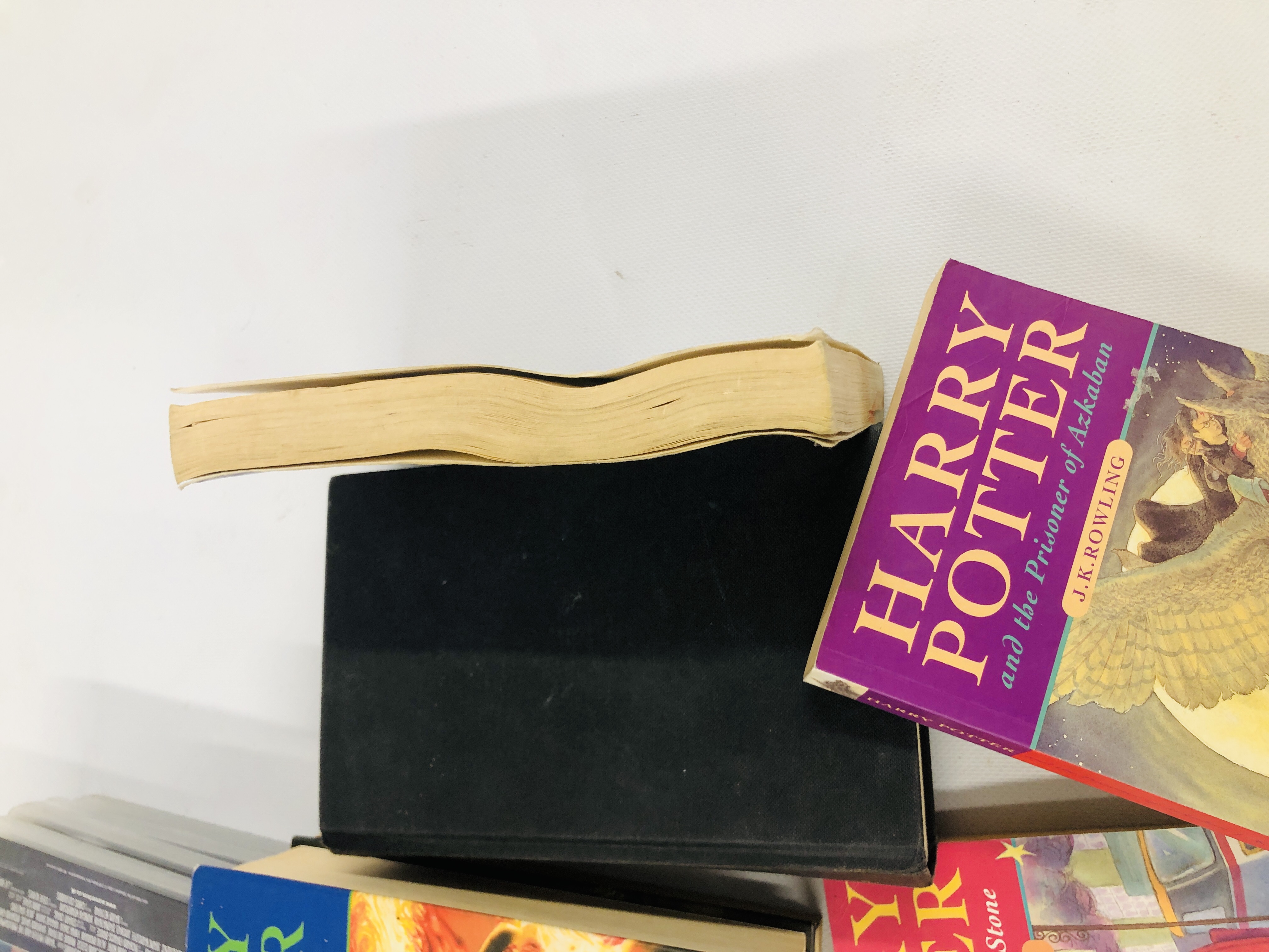 A COLLECTION OF 8 HARRY POTTER BOOKS TO INCLUDE HARRY POTTER AND THE HALF BLOOD PRINCE FIRST - Image 5 of 7