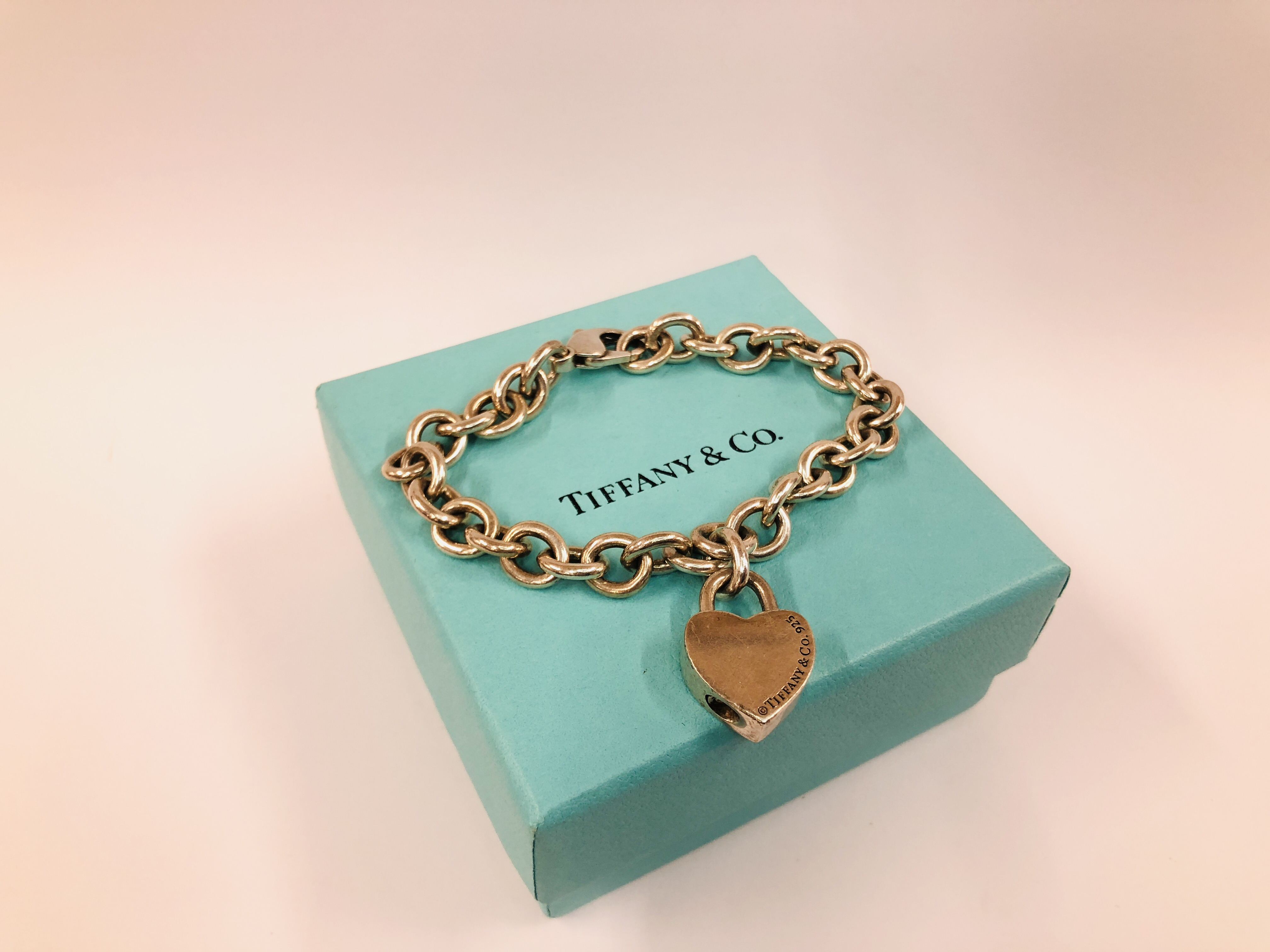 A DESIGNER SILVER BRACELET MARKED TIFFANY & CO. ALONG WITH A TIFFANY & CO. BOX. - Image 7 of 7