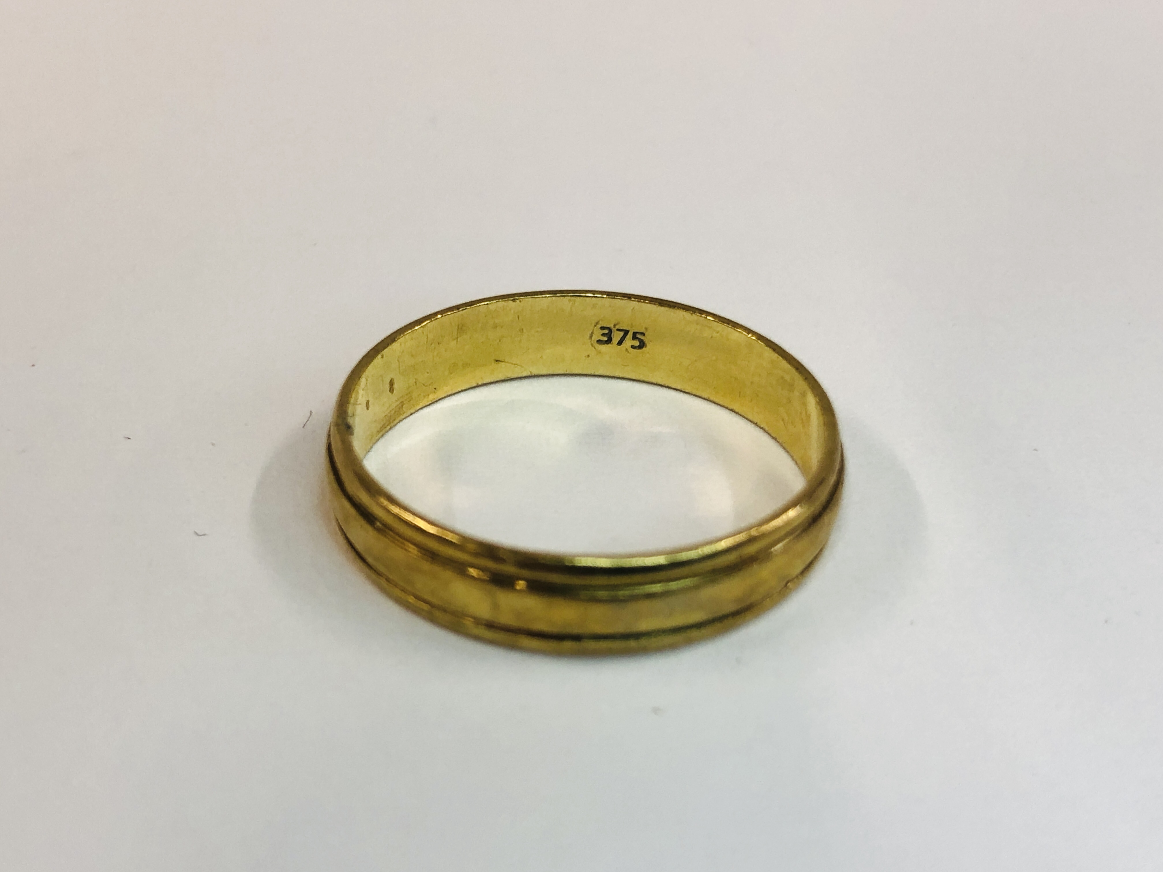 A 9CT GOLD WEDDING BAND. - Image 5 of 7