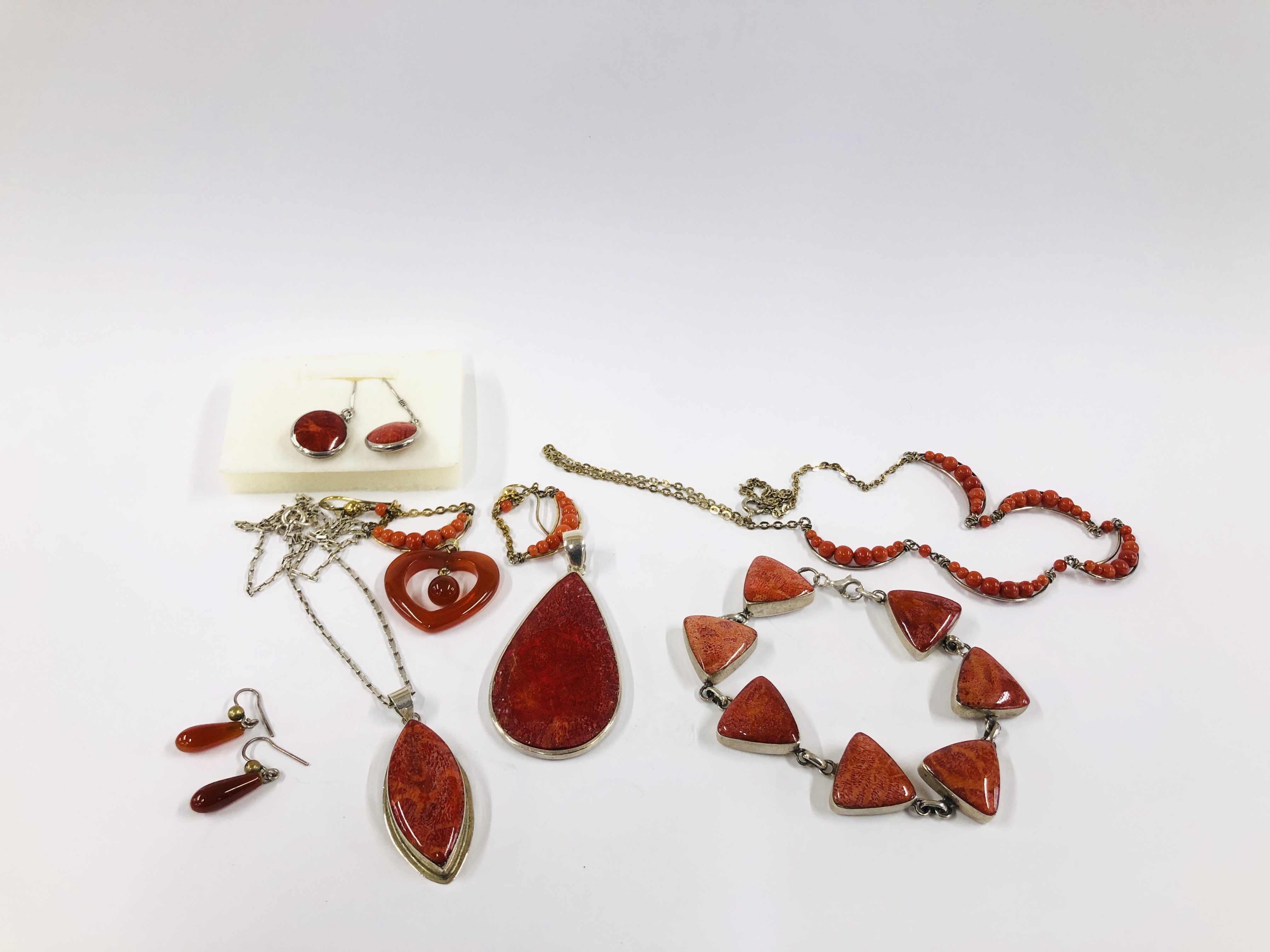 A COLLECTION OF ASSORTED MODERN AND VINTAGE SILVER STONE SET JEWELLERY TO INCLUDE A SILVER CORAL