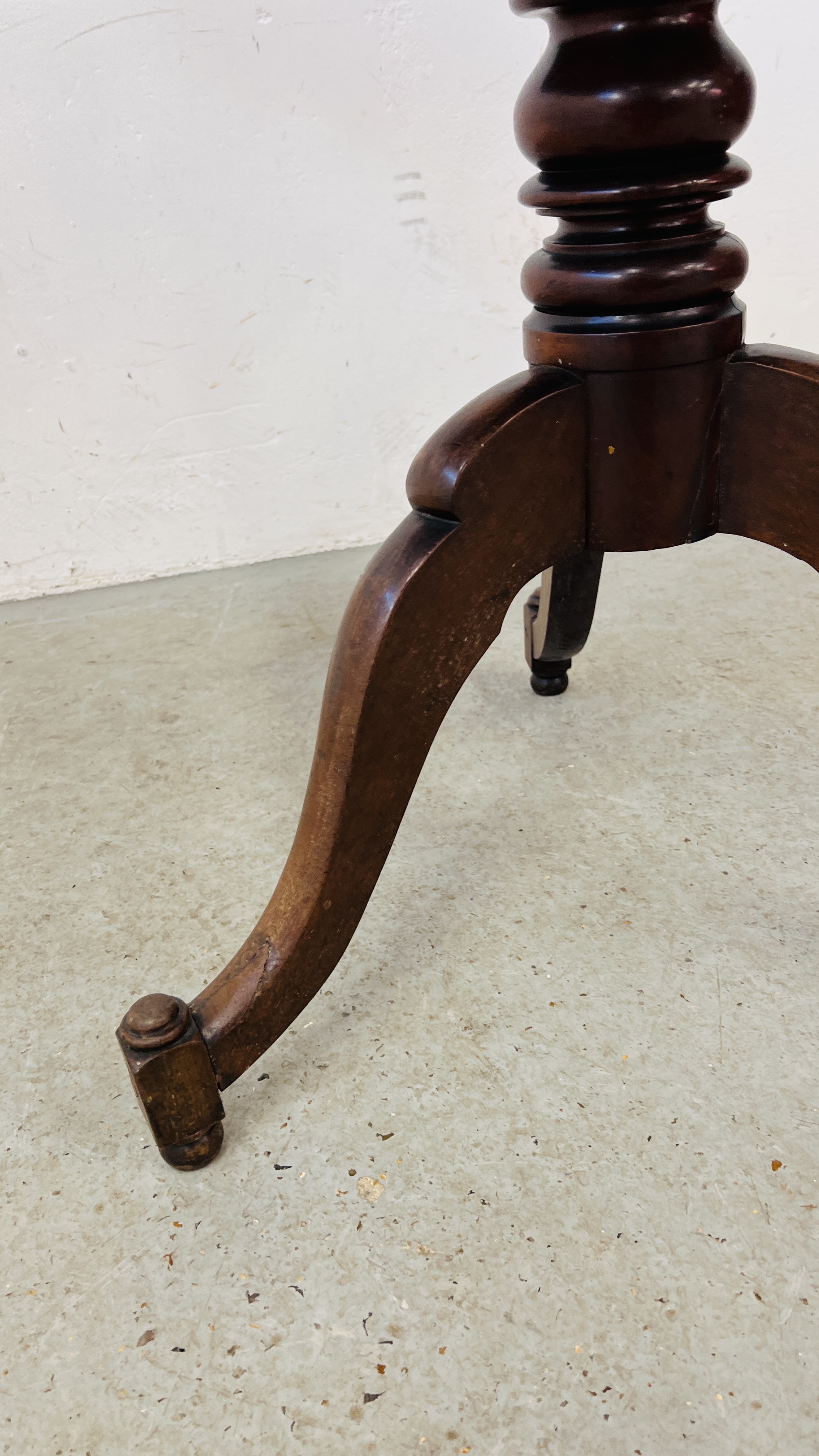 ANTIQUE MAHOGANY PEDESTAL OCCASIONAL TABLE WITH RECTANGULAR TILT TOP. - Image 5 of 8