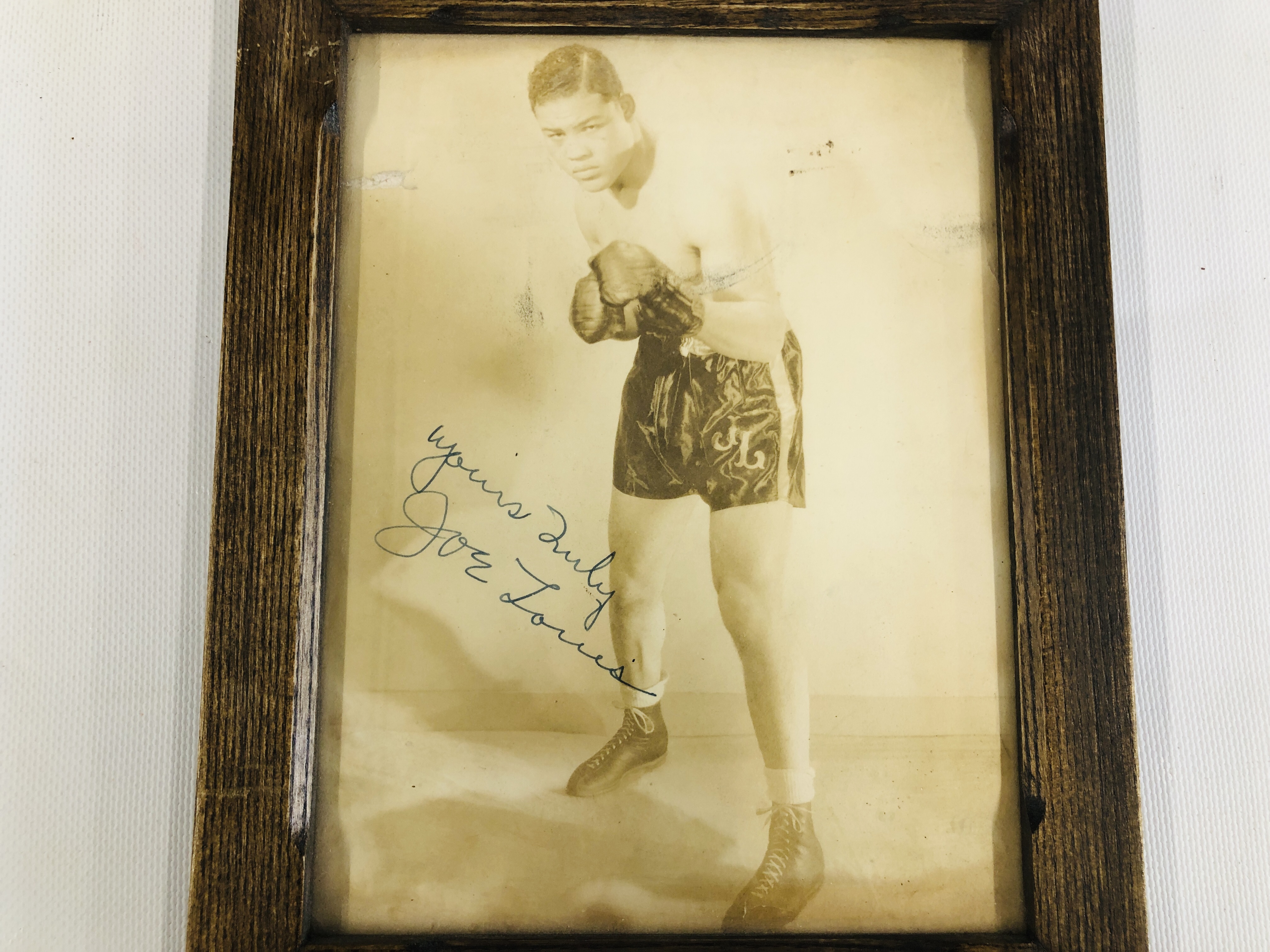 A FRAMED AND MOUNTED PHOTOGRAPH JOE LOUIS BEARING SIGNATURE JOE LOUIS - H 22CM X W 16.5CM. - Bild 2 aus 4