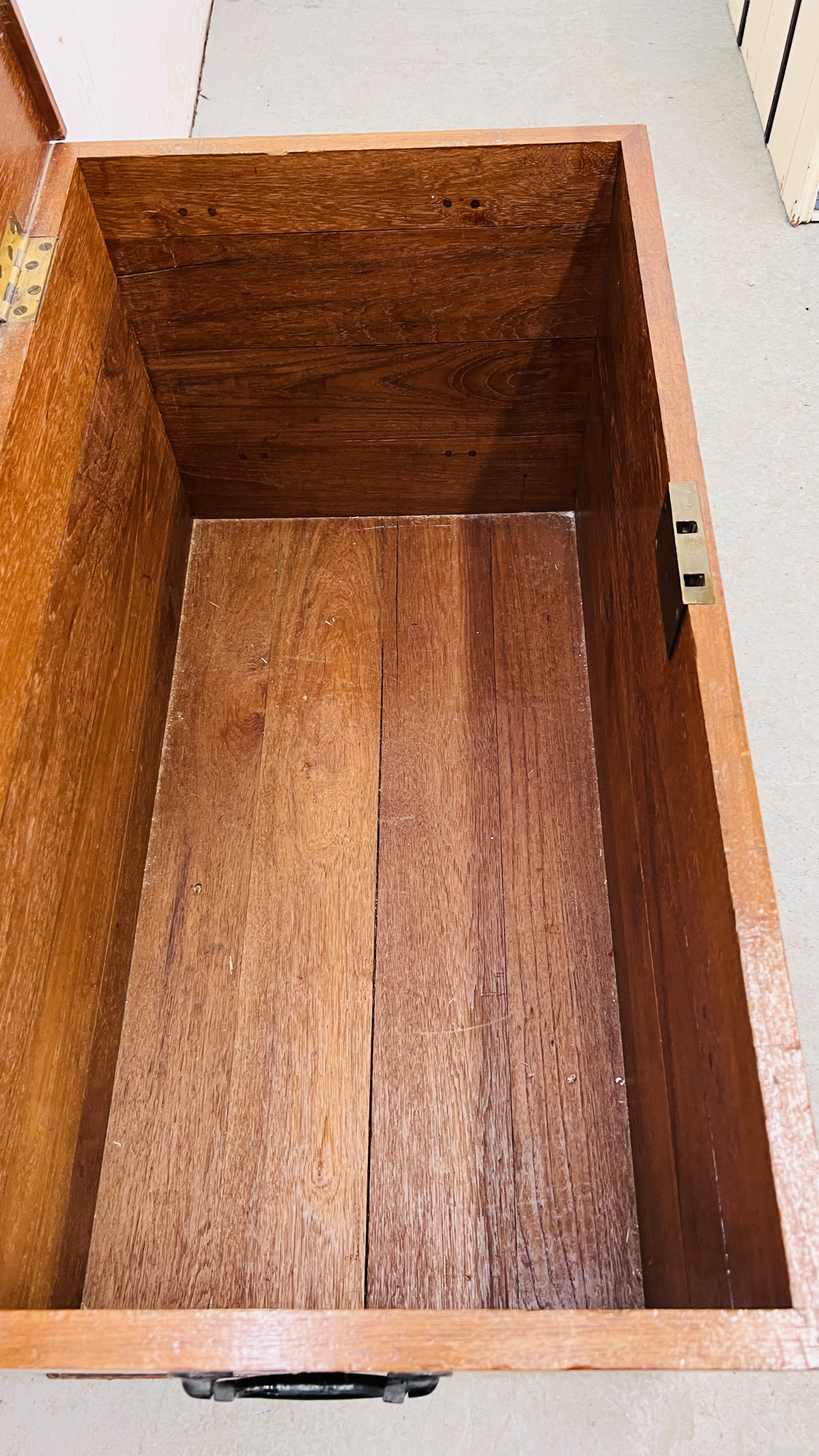 A HEAVY OAK BLANKET BOX, W 95CM, D 55CM, H 53CM. - Image 8 of 12