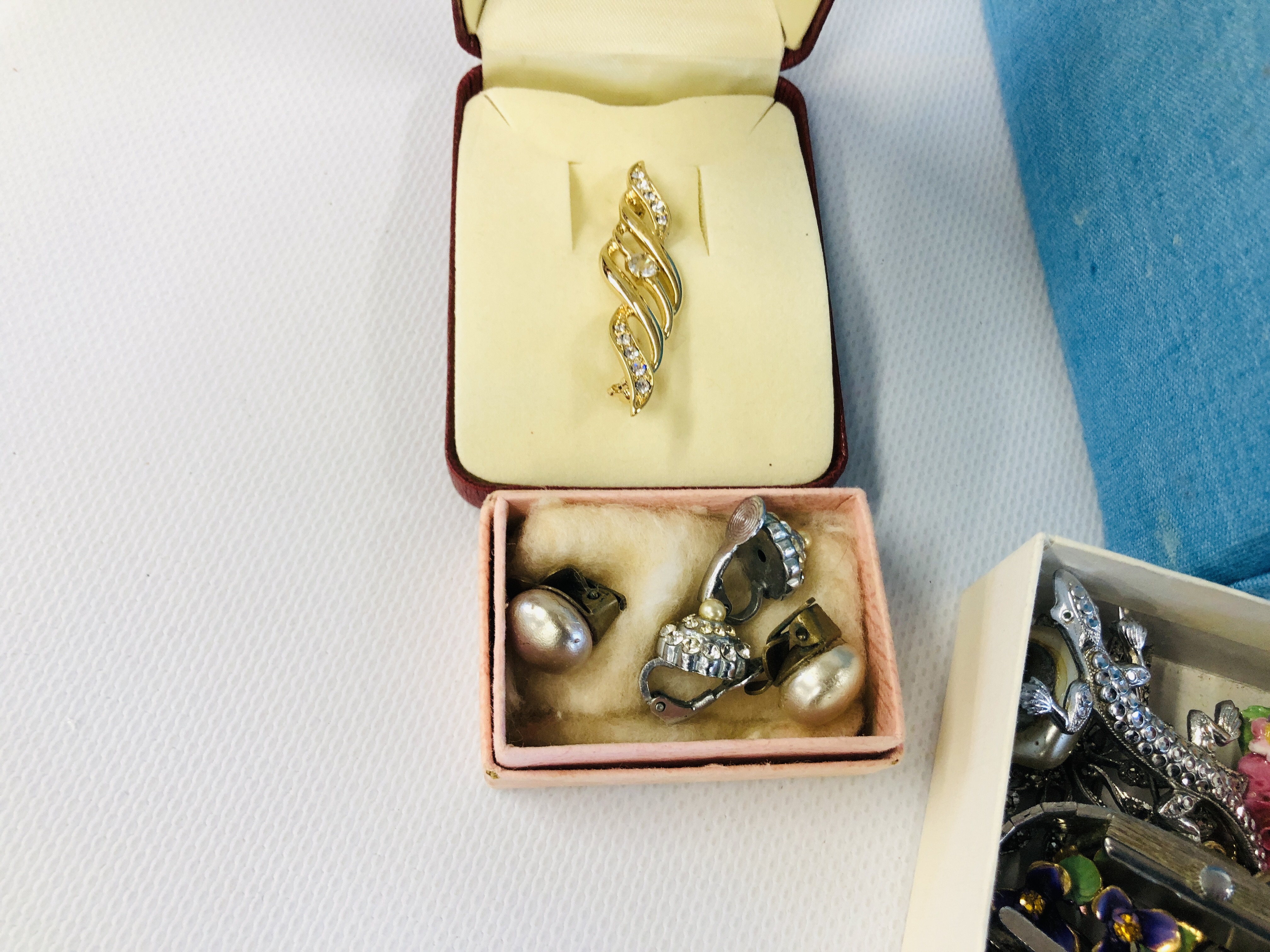 3 X BOXES OF ASSORTED COSTUME JEWELLERY TO INCLUDE VINTAGE BROOCHES, COMPACTS & WATCHES, - Image 13 of 14