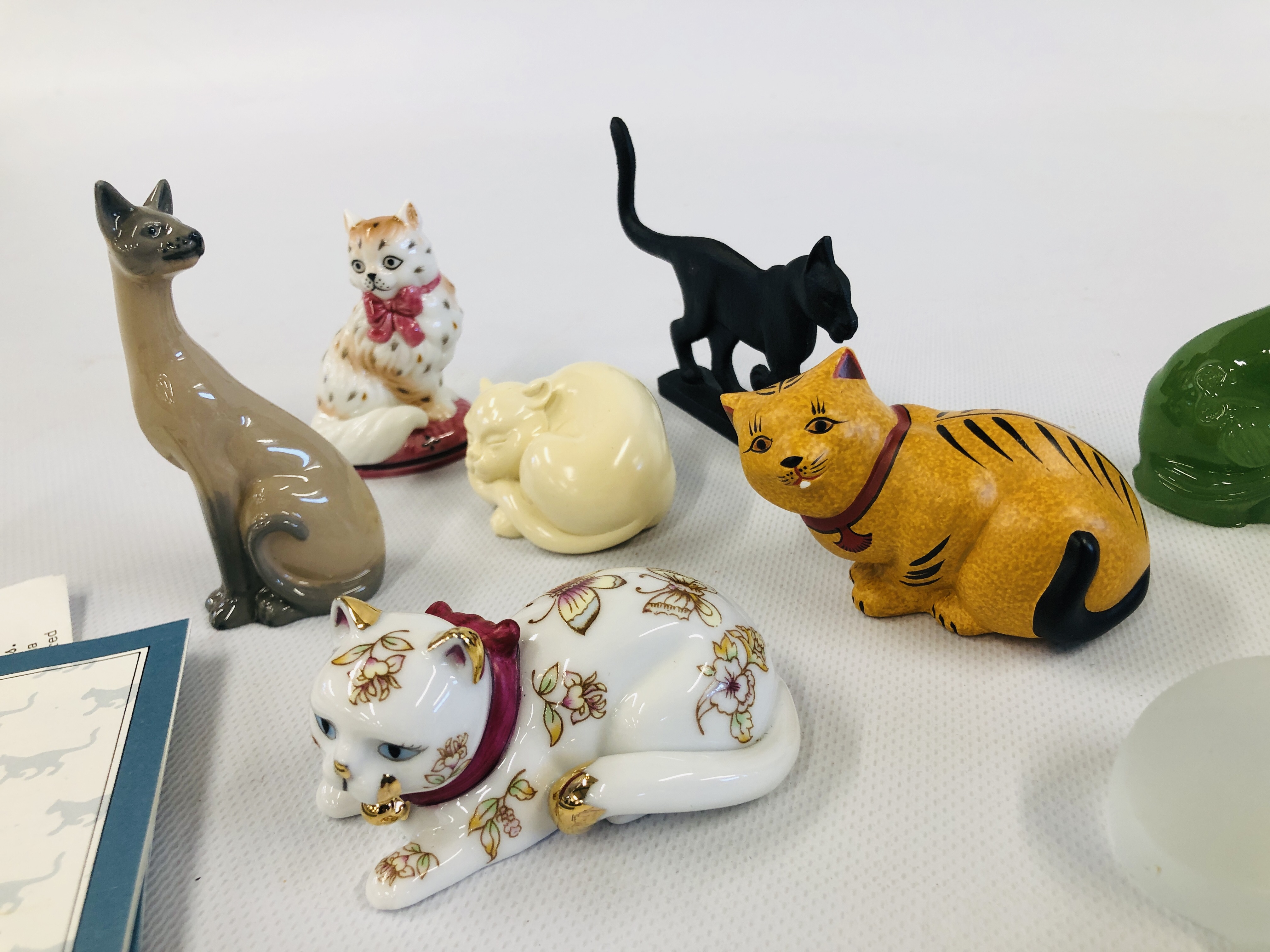 A COLLECTION OF 15 CABINET CAT ORNAMENTS TO INCLUDE "THE CURIO CABINET CATS COLLECTION". - Image 5 of 7