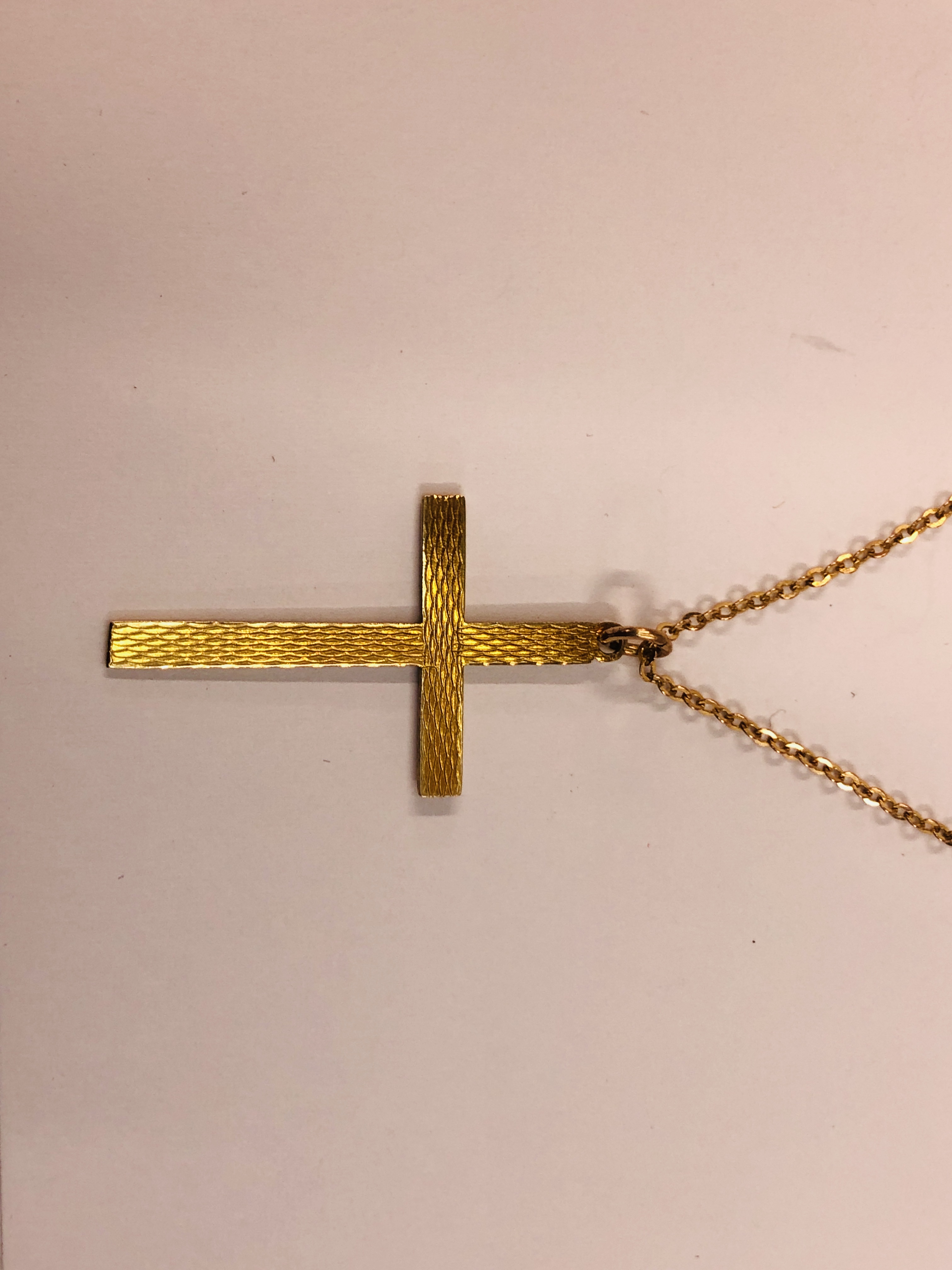 A VINTAGE CROSS & CHAIN MARKED 9CT ALONG WITH A FURTHER 9CT GOLD CROSS. - Image 7 of 10