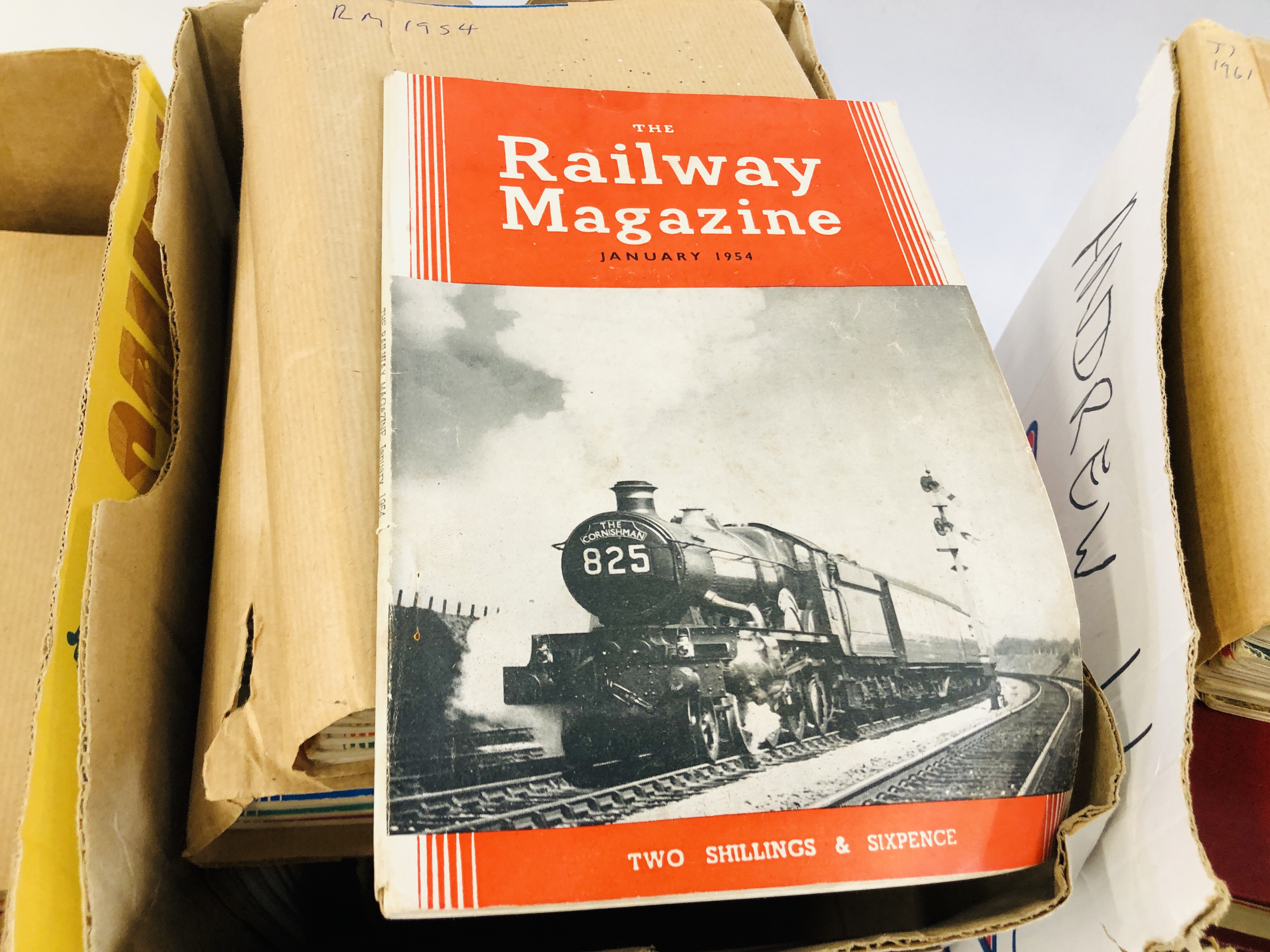 A LARGE COLLECTION OF RAILWAY RELATED MAGAZINES TO INCLUDE THE RAILWAY MAGAZINE, - Bild 2 aus 5